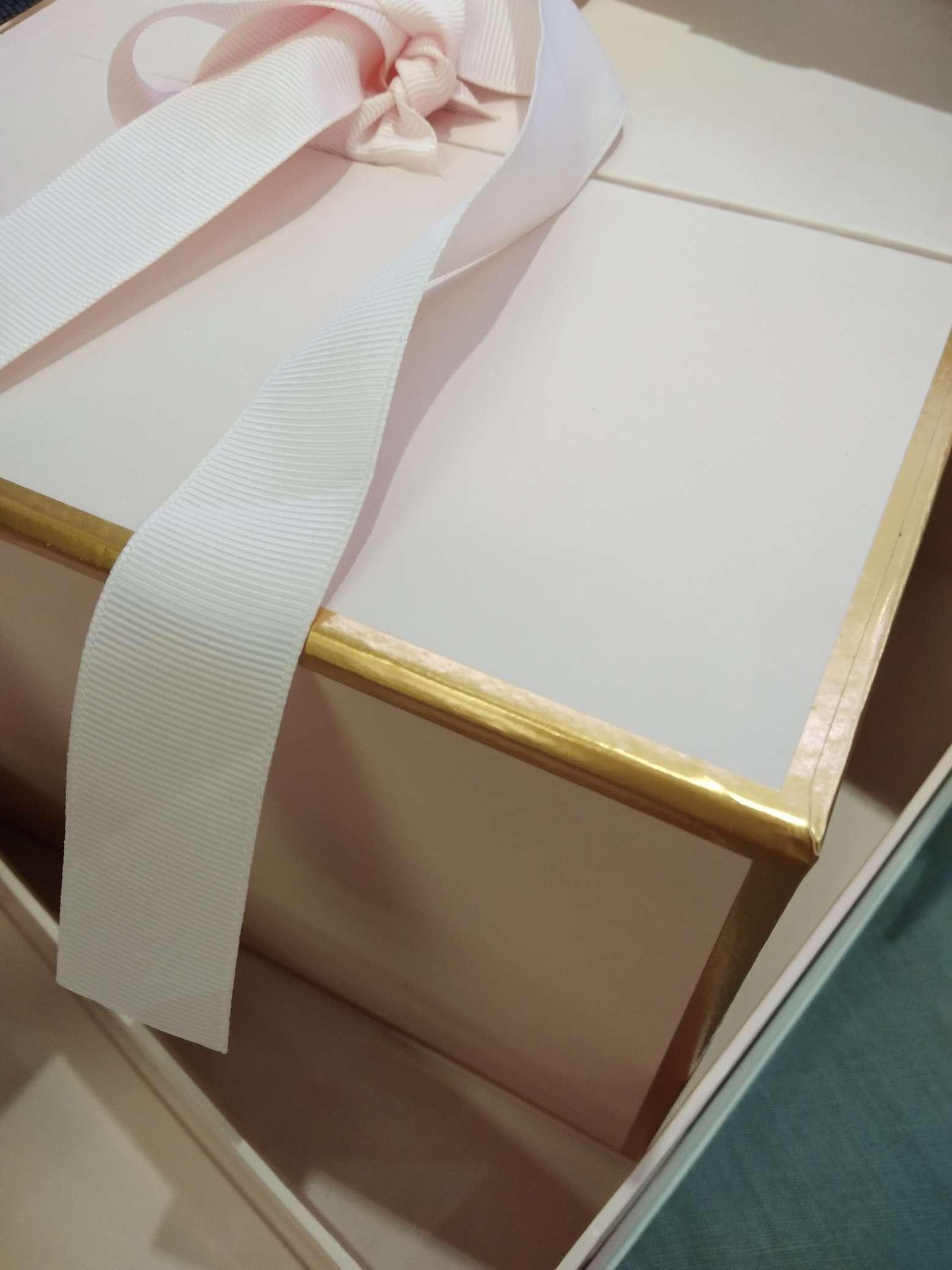 Double opening surprise gift box, golden edge flower box gift box details Picture