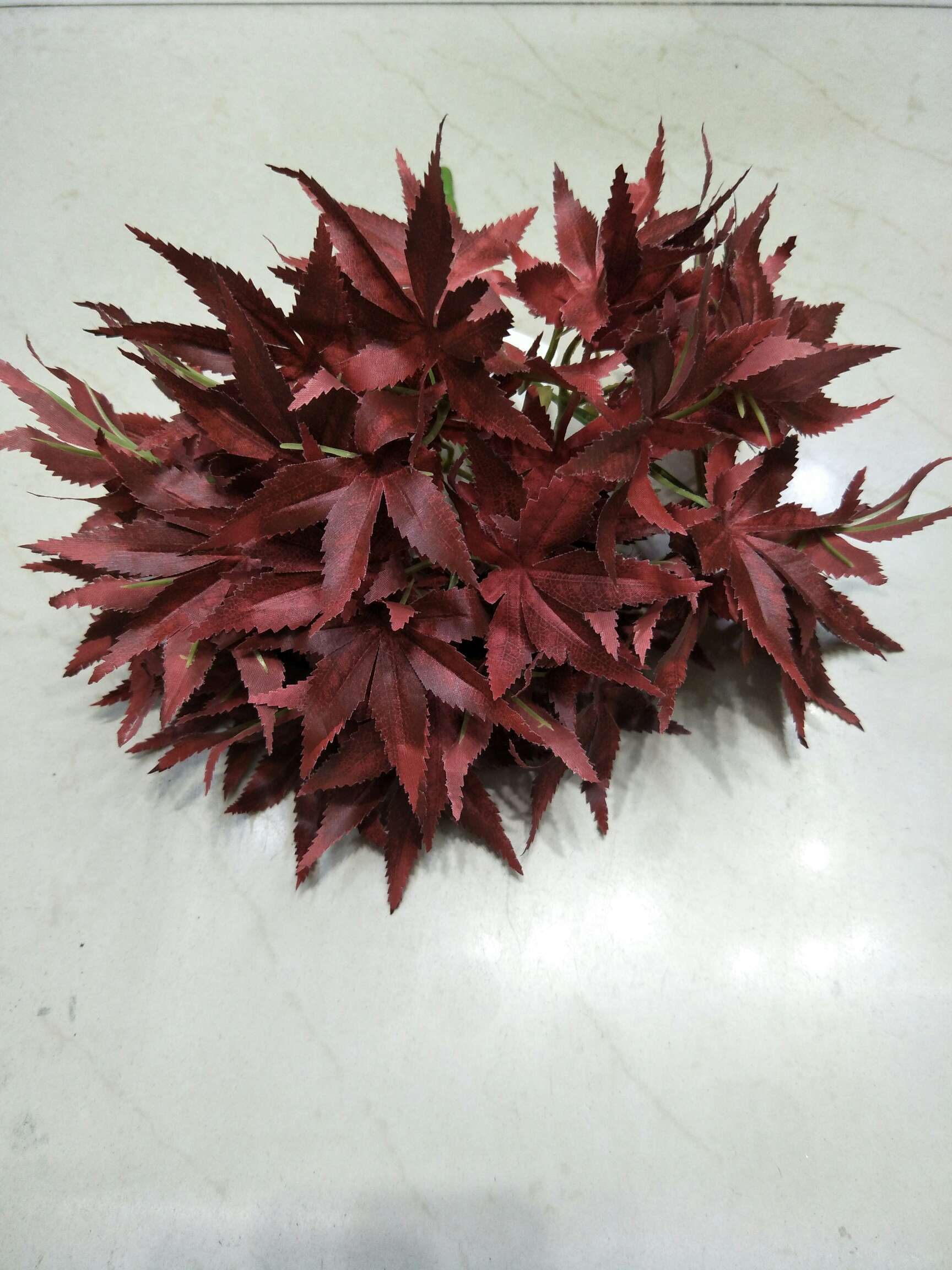 Hoja de arce roja 3 horquillas 9 puntas