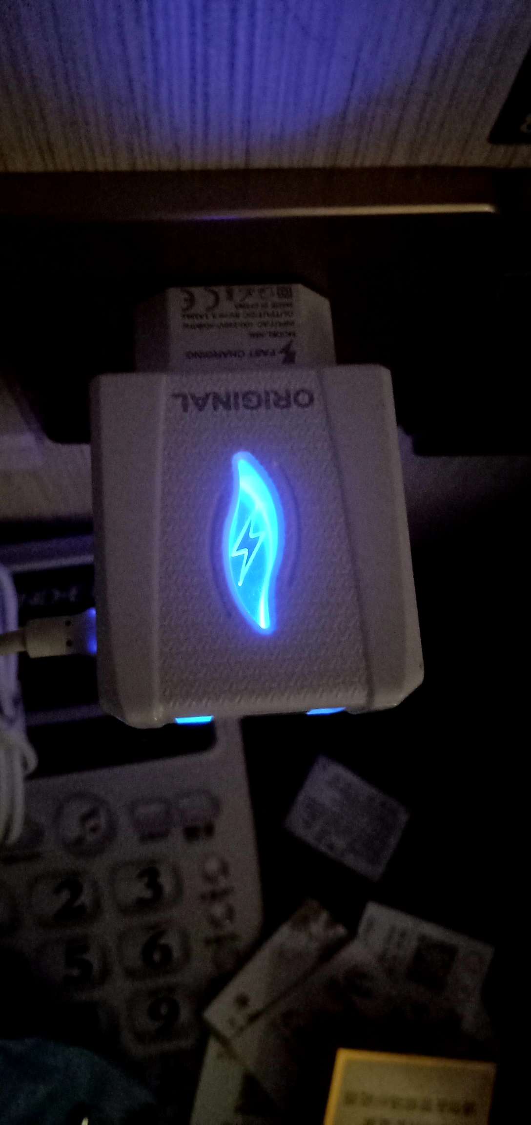 手机充电器实物图