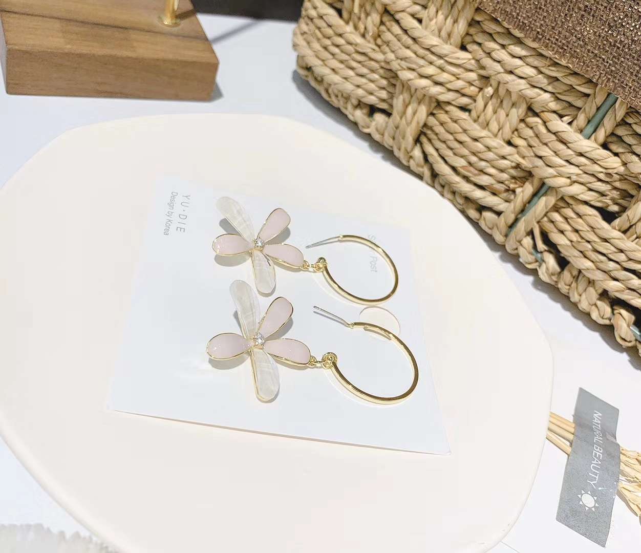 The 2020 new earhook style flower earrings feature a niche design and a long, individual, and high-end look. They are Korean earrings available in two colors Item Picture