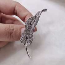 Elegant noble leaf brooch