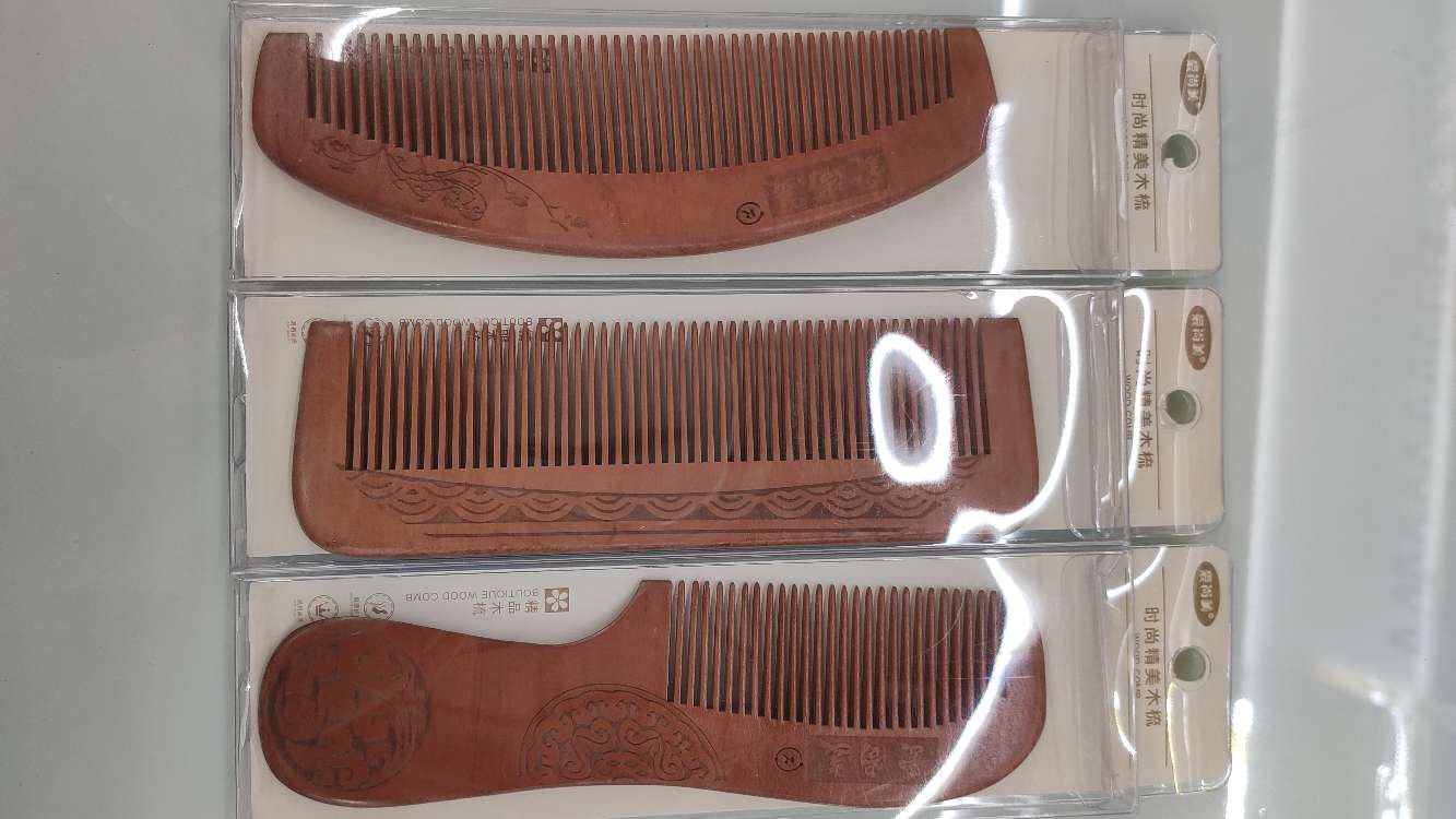 Ai Shangmei Carved Wood Comb Plastic Shell Ai Shangmei Plastic Shell Carved Wood Comb Hair details Picture