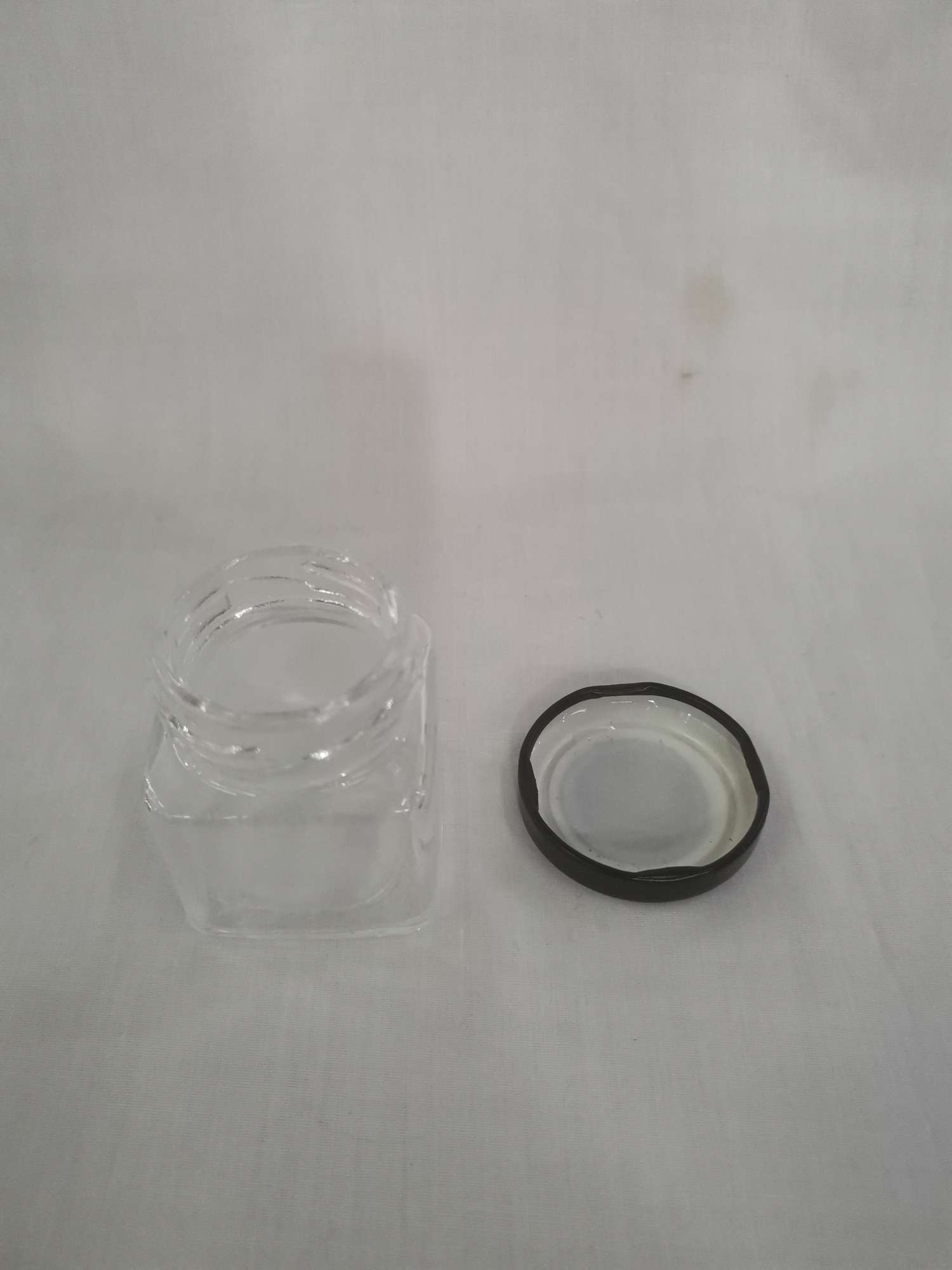 Square bottle details Picture