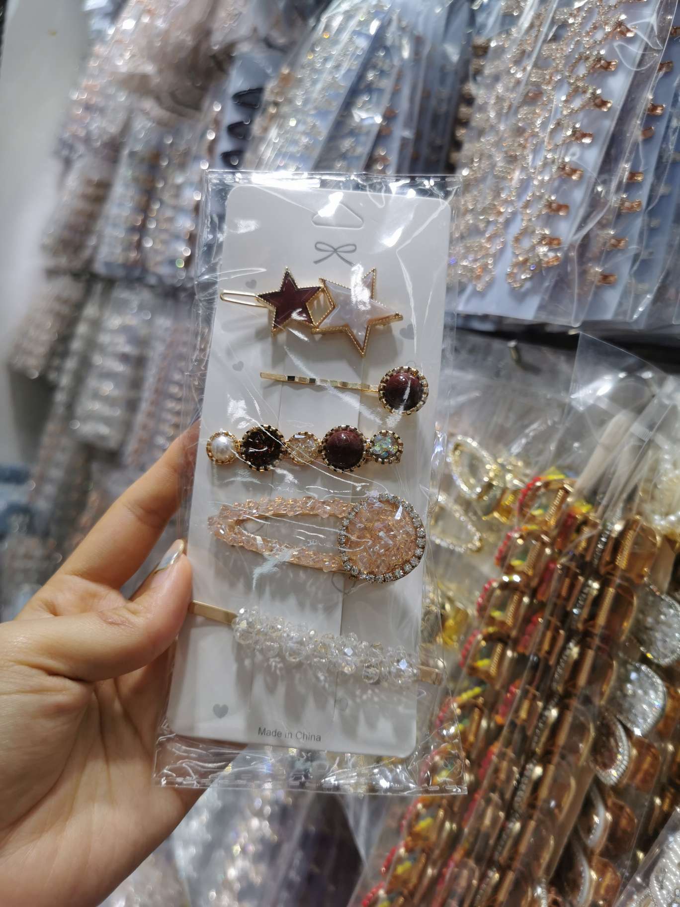 Trendy online celebrity accessories
