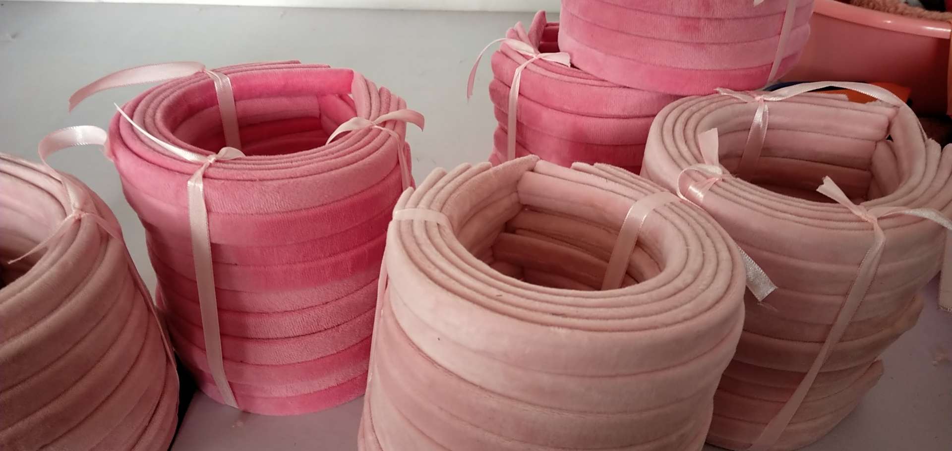 The new black crystal plush headband from Xinqiqu 1168 is a versatile outdoor hair accessory with a sweet and cute plush toy style. It's a furry hair band for girls Application Scenario