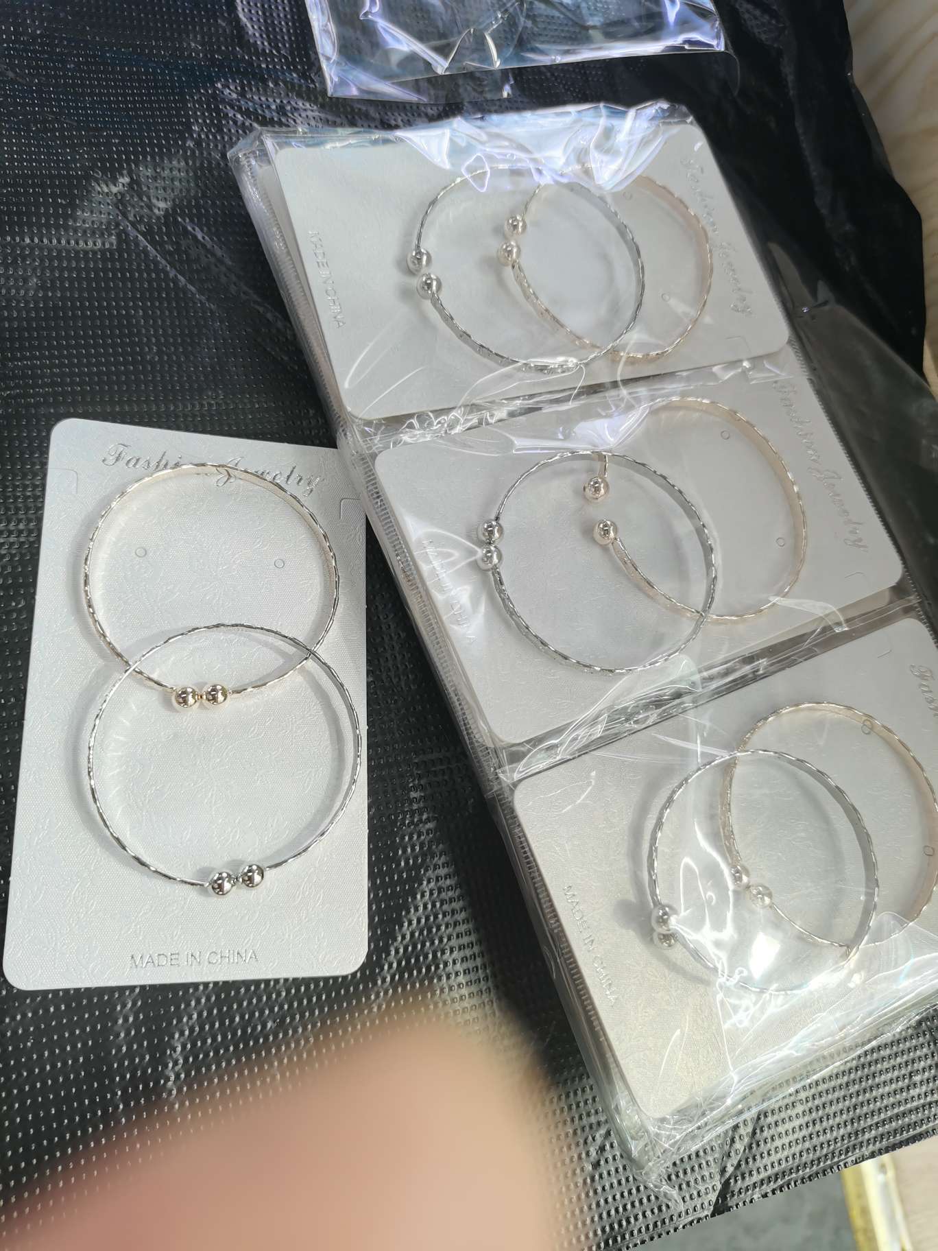  手镯款式独特 银手镯精致配饰 手饰炫酷时尚 个性手镯饰品