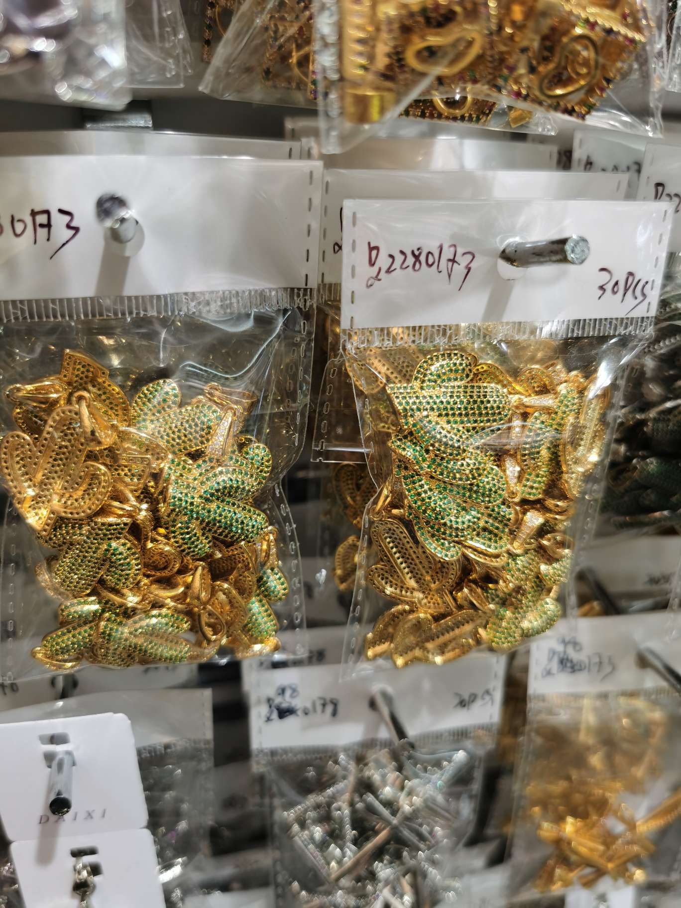 Copper micro-inlaid cactus hip-hop style real gold electroplating Application Scenario