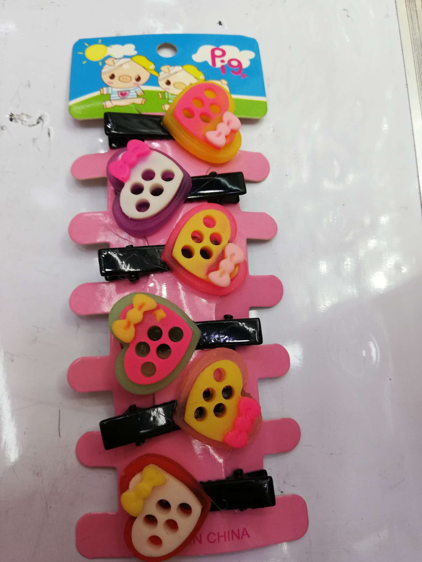 Cute little girl hairpins with heart clips and black hairpins thumbnail