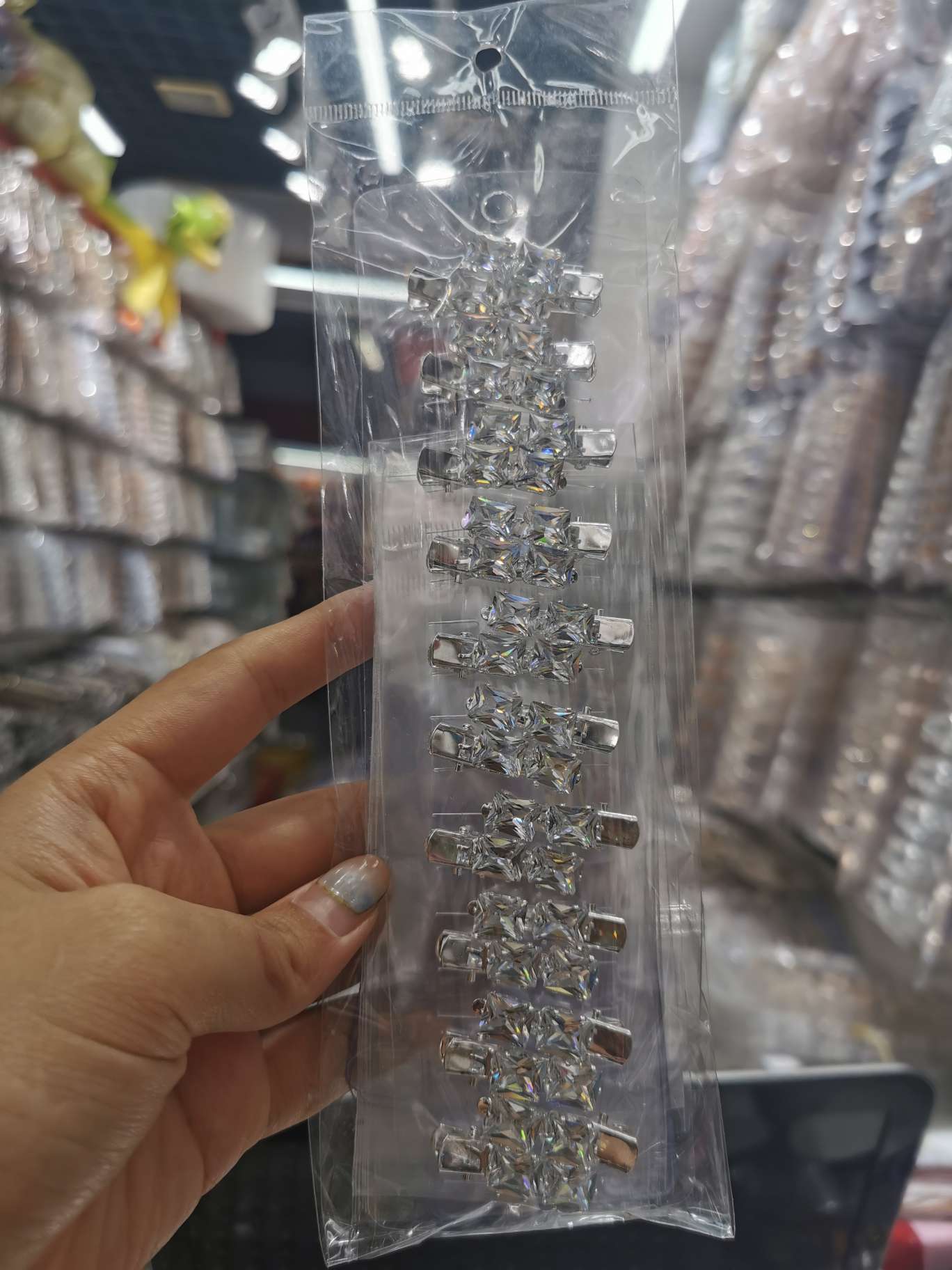 Zircon is popular in hair accessories and hairpins