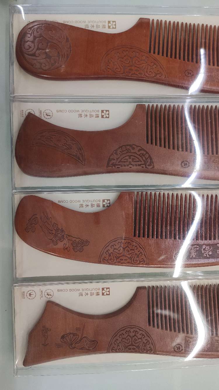 Ai Shangmei Carved Wood Comb Plastic Shell Ai Shangmei Plastic Shell Carved Wood Comb Hair Application Scenario