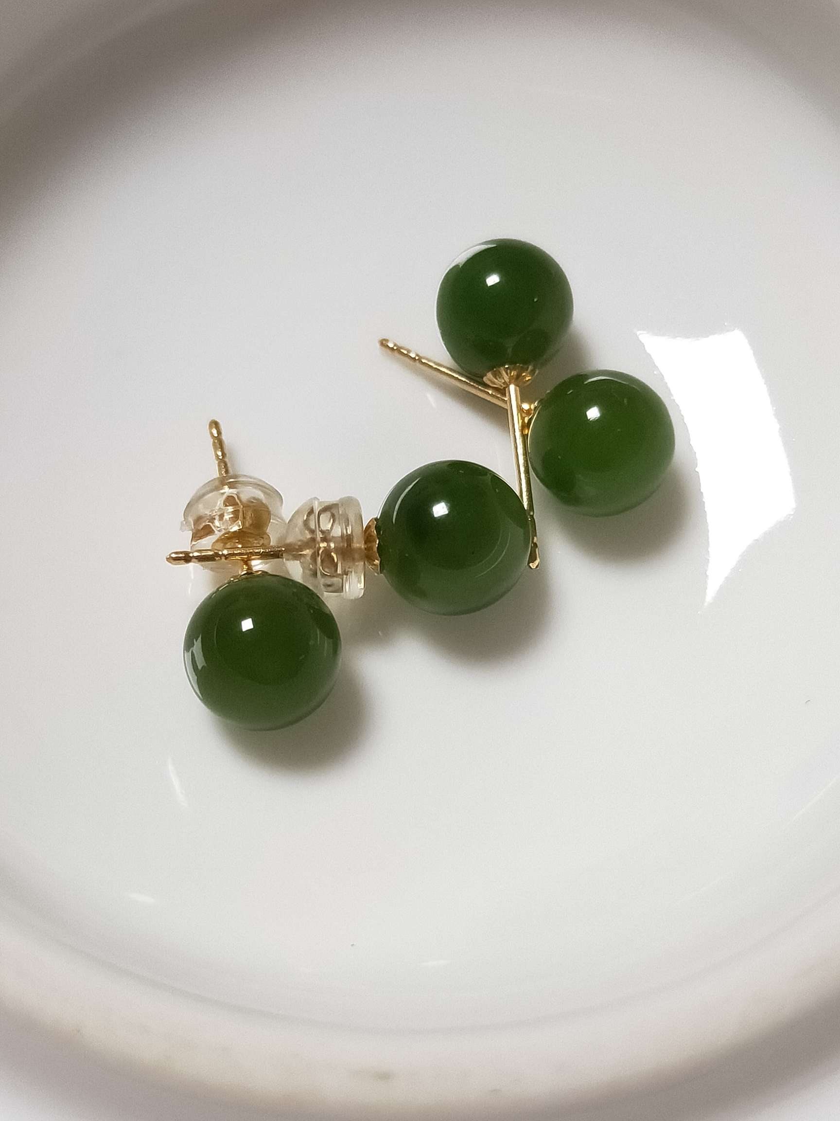 [玫瑰]碧玉耳钉，18K 金耳钉，18K 金耳塞，8毫米珠子，菠菜绿无黑点，油润细腻，批发价💰 85元一对
