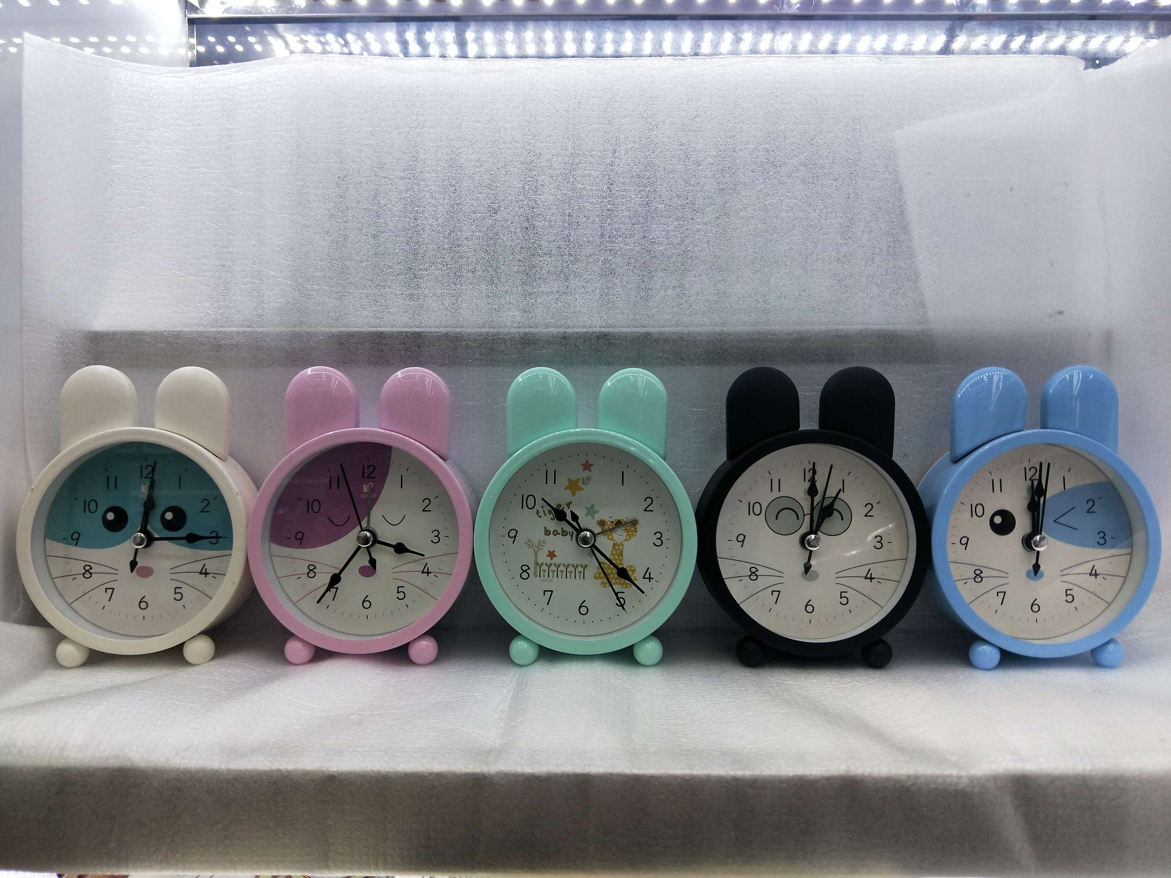 Charming rabbit rabbit clock