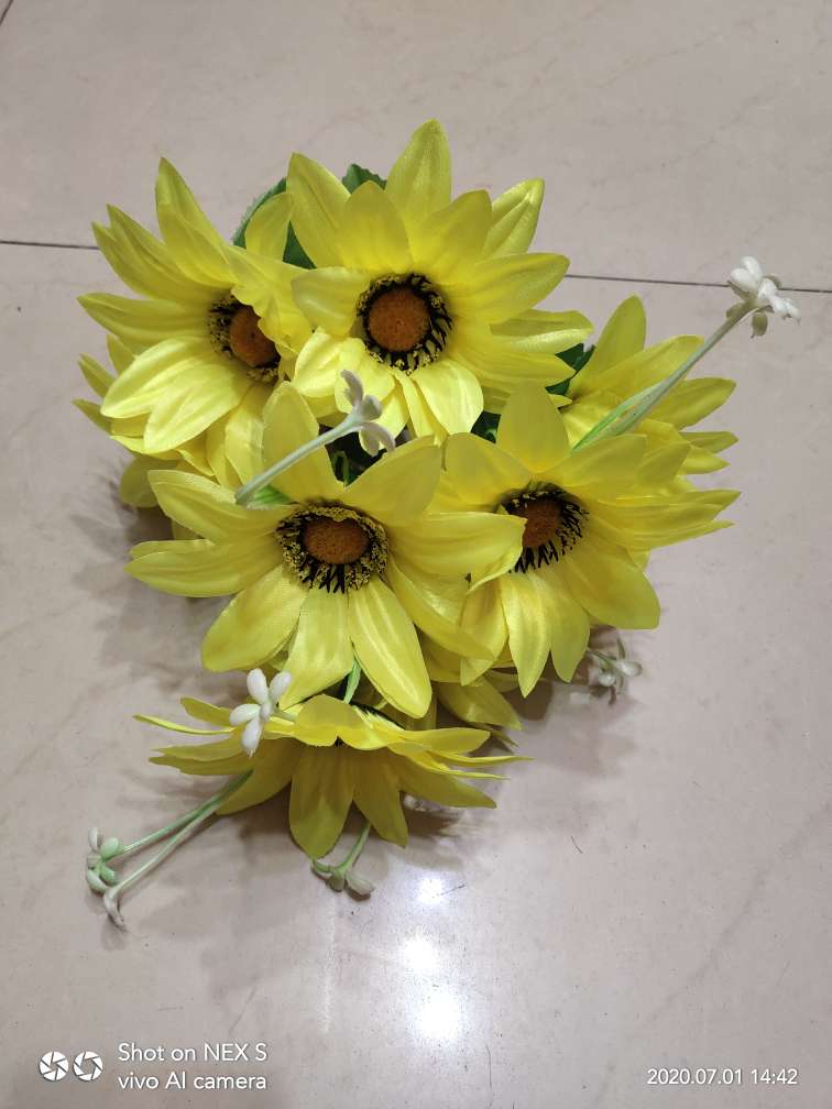 Factory direct sales with favorable prices, high-quality high, medium and low-grade artificial flowers, Qingming Festival flowers, festival bouquets and other 10 heads of shining pointed chrysanthemums Application Scenario
