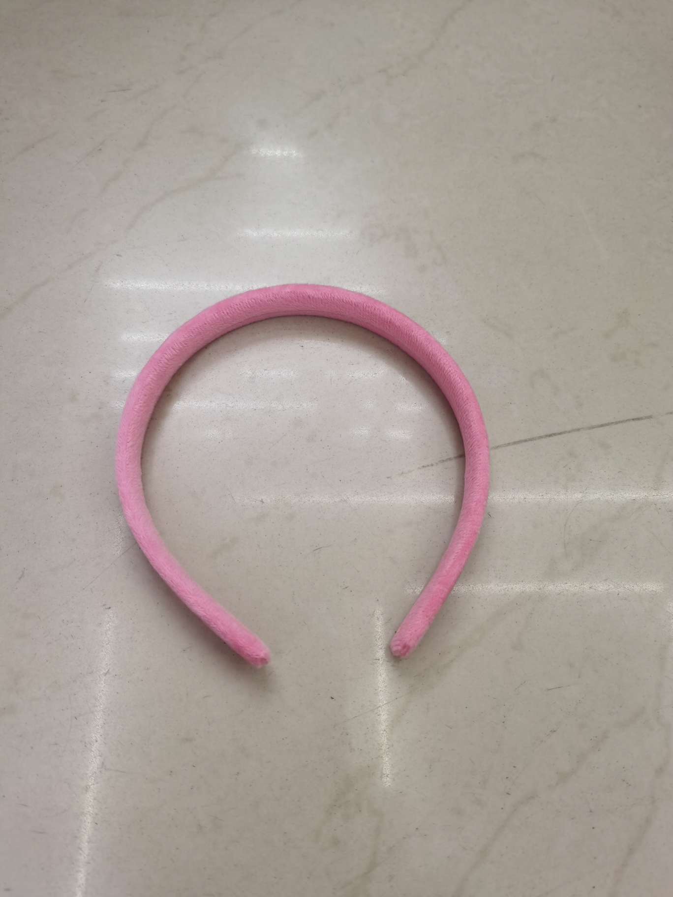 The new black crystal plush headband from Xinqiqu 1168 is a versatile outdoor hair accessory with a sweet and cute plush toy style. It's a furry hair band for girls Specification image