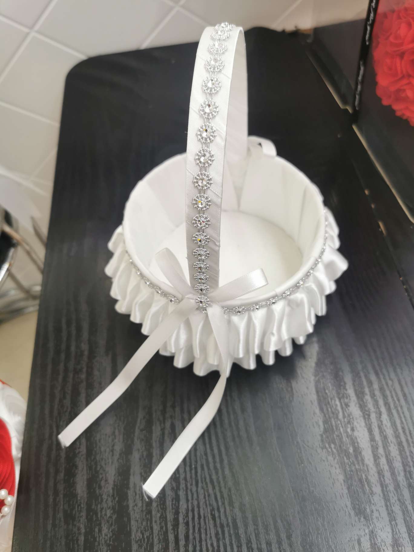 Wedding flower baskets, boys and girls scattering petals, flower baskets with lace and silver edges, other wedding supplies, only love