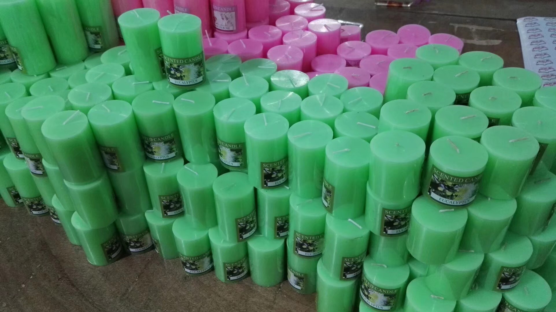 Unboxing the candle set with ribbon and card
