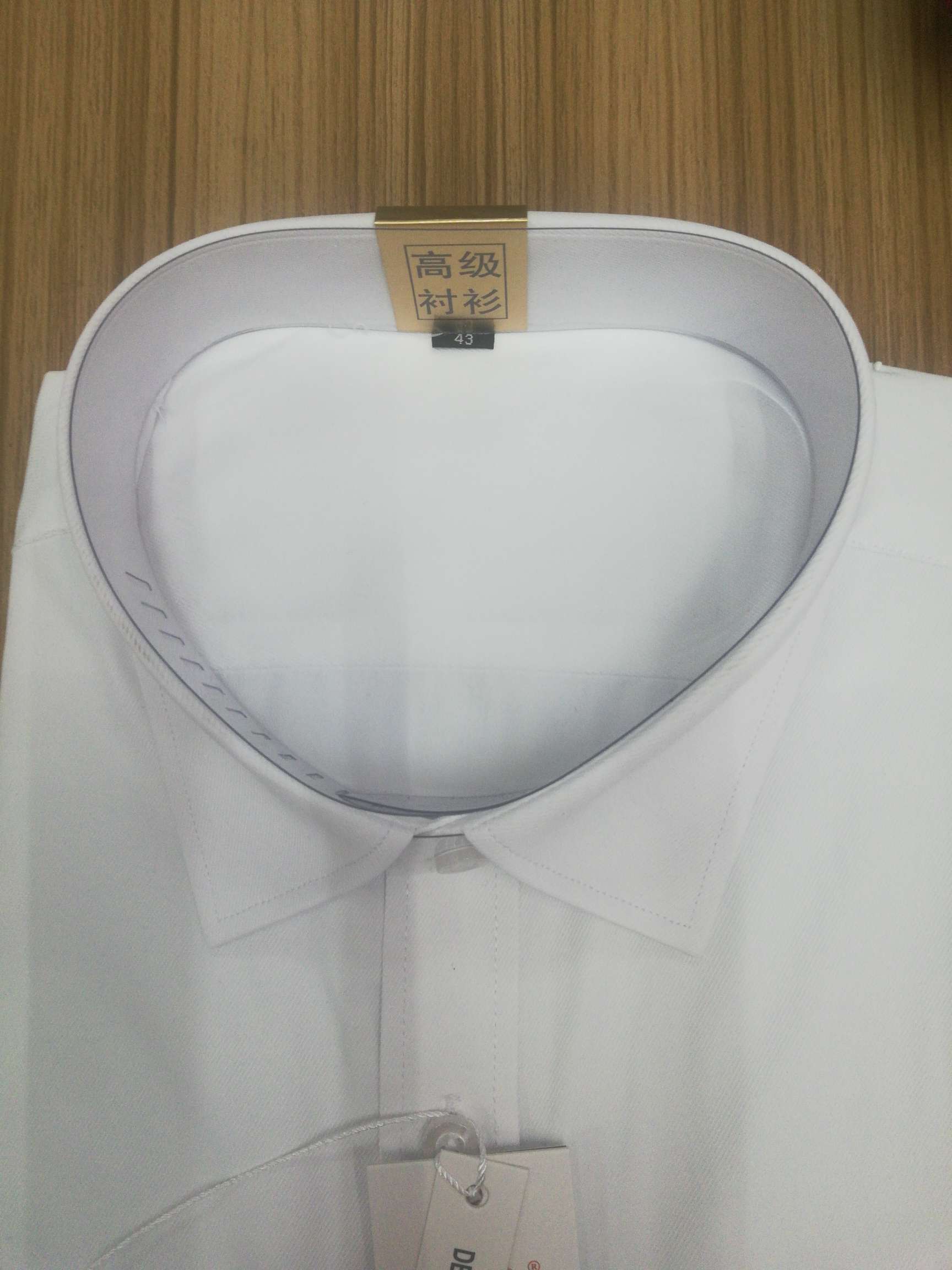 斜纹全棉免烫白色衬衫，白领的你必须拥有一件。详情图2