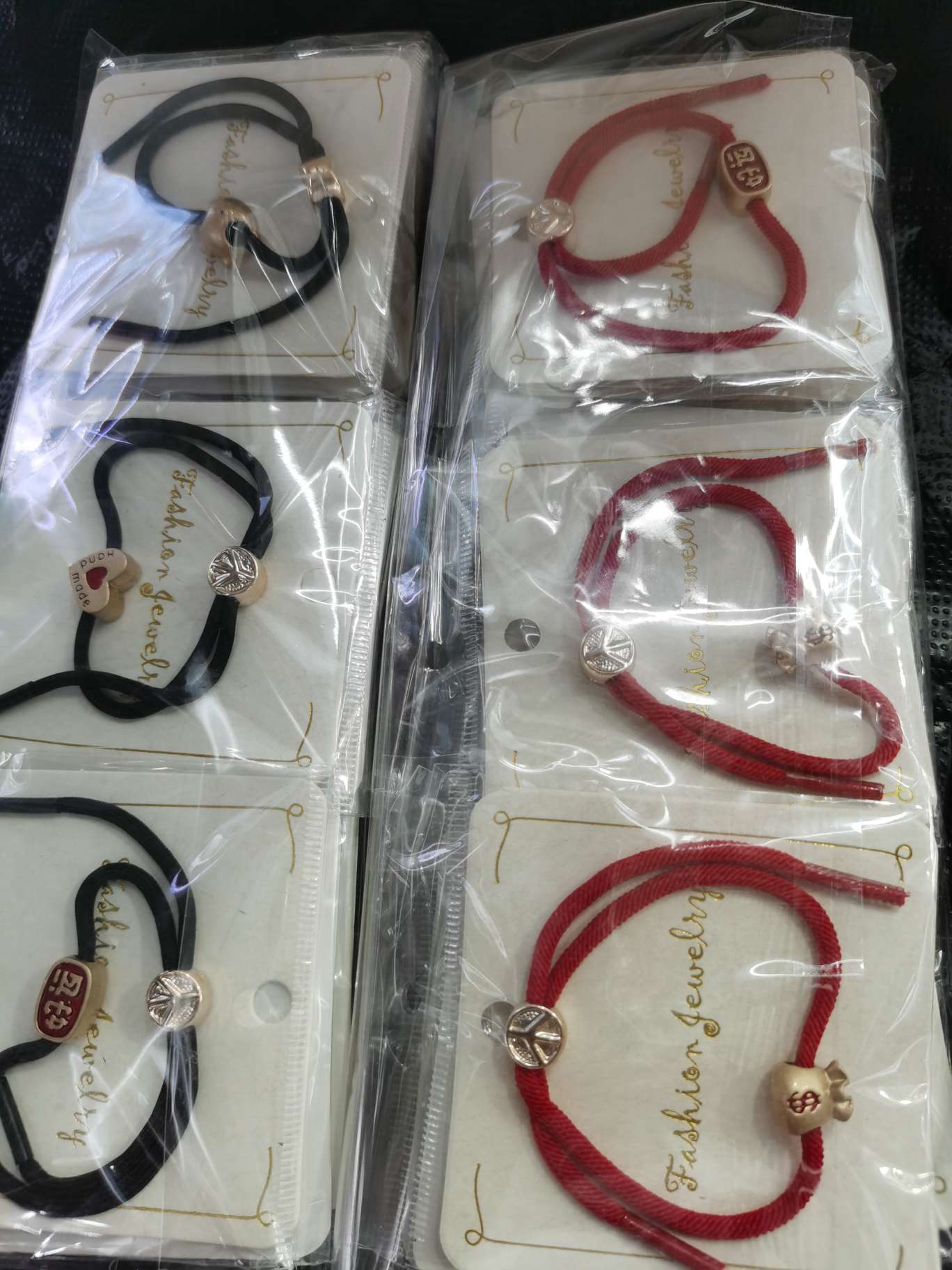 5783编号1041的一款时尚有气质的红绳和黑绳手链