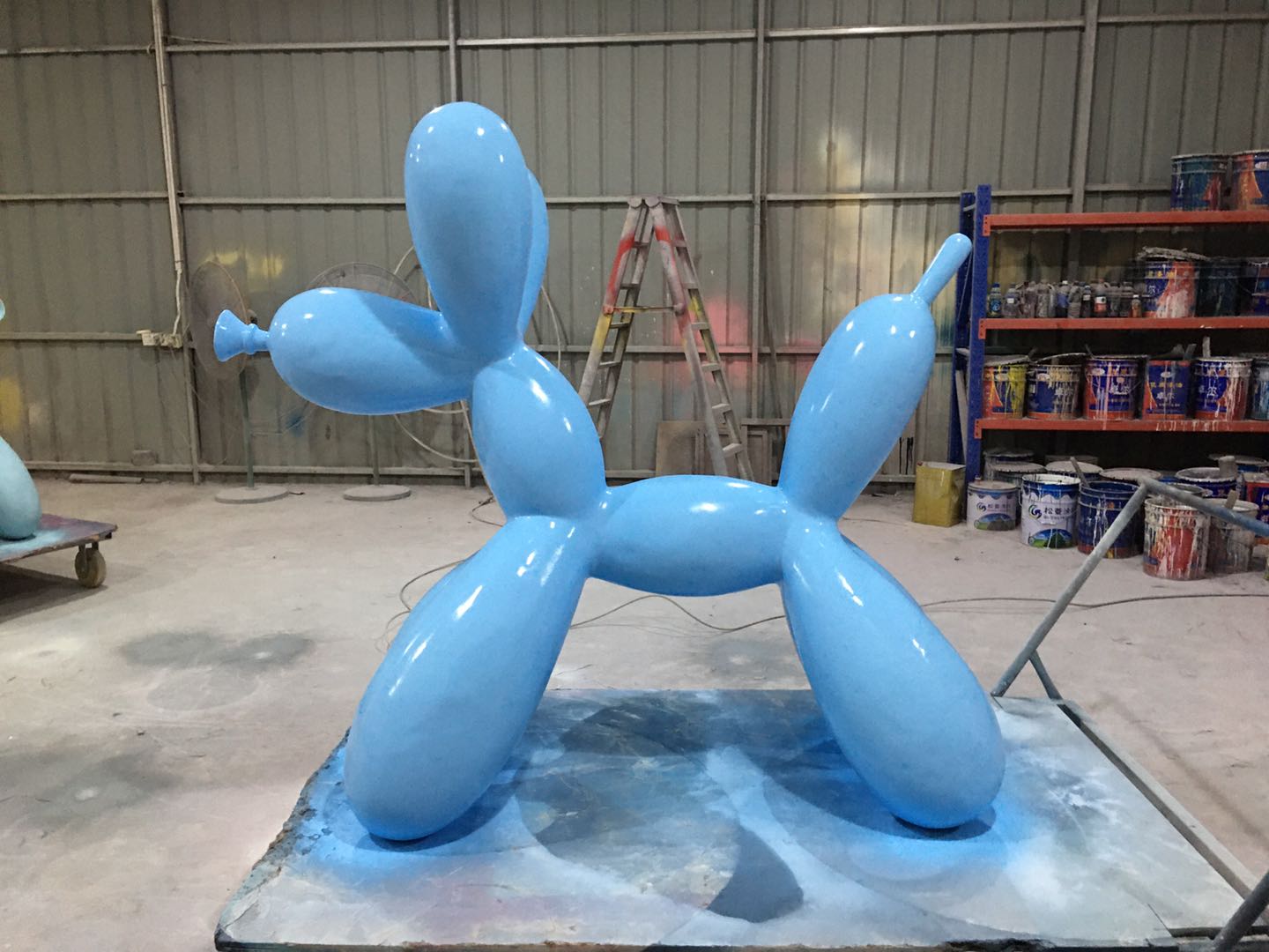 Small spray-painted balloon dog, outdoor shopping mall balloon dog decoration, fiberglass sculpture, kindergarten ornaments, 150*65*165