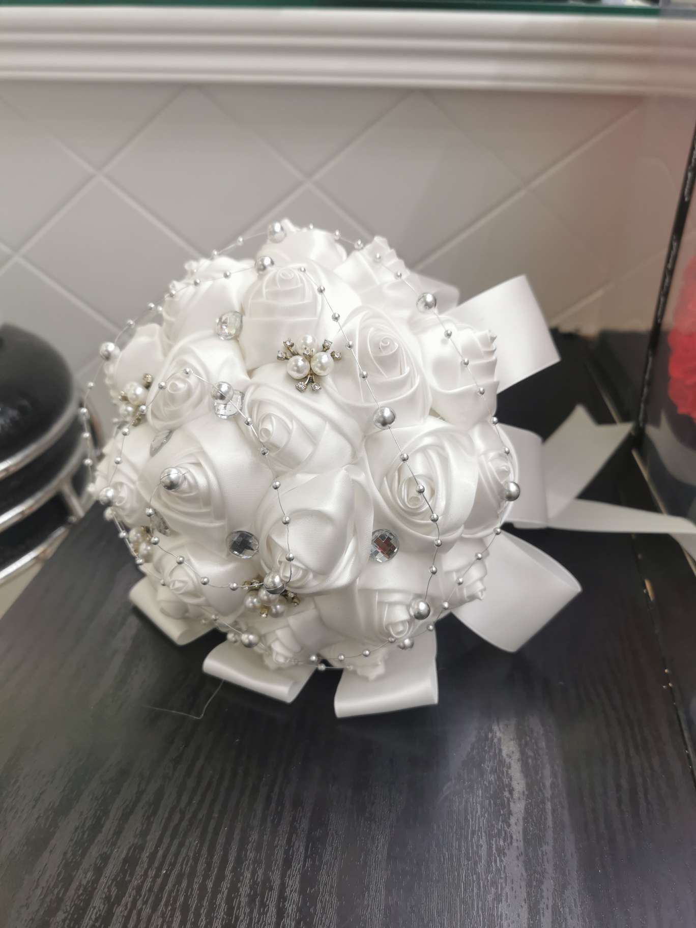 The wedding features a satin bouquet, with the bride and groom holding bouquets in a Korean style, and the bridesmaids holding bouquets surrounded by silver beads, expressing only love details Picture