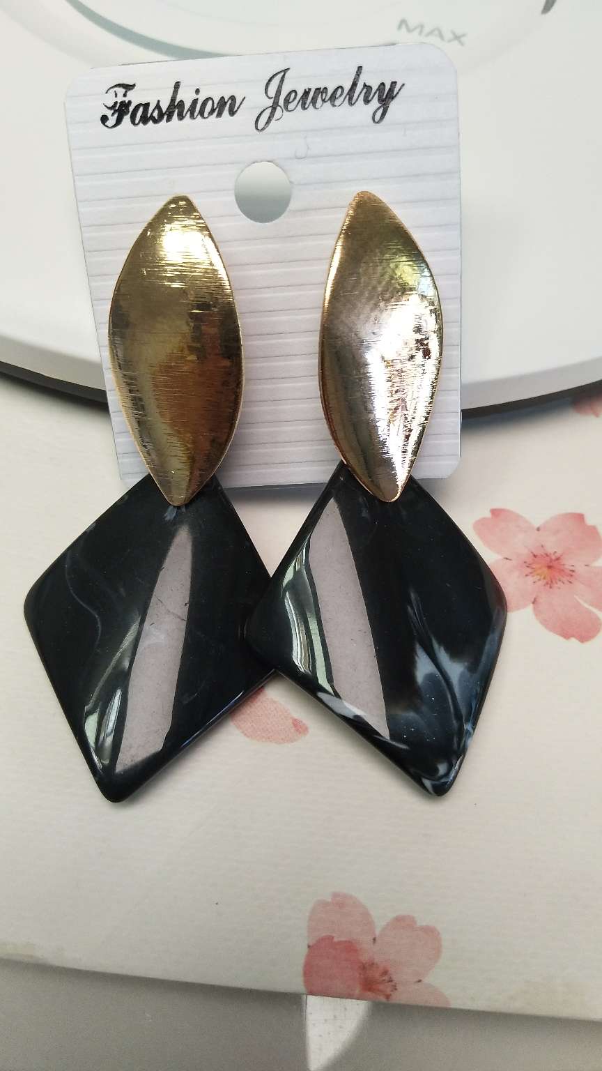 Hot style acrylic ear nails are popular