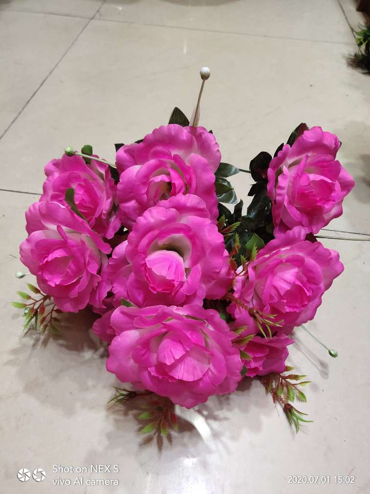Factory direct sales with favorable prices. High-quality, high, medium and low-grade artificial flowers, Qingming Festival flowers, festival bouquets, wedding flowers and other 12-head roses Factory direct sales with favorable prices. High-quality, high, medium and low-grade artificial flowers, Qingming Festival flowers, festival bouquets, wedding flowers and other 12-head roses