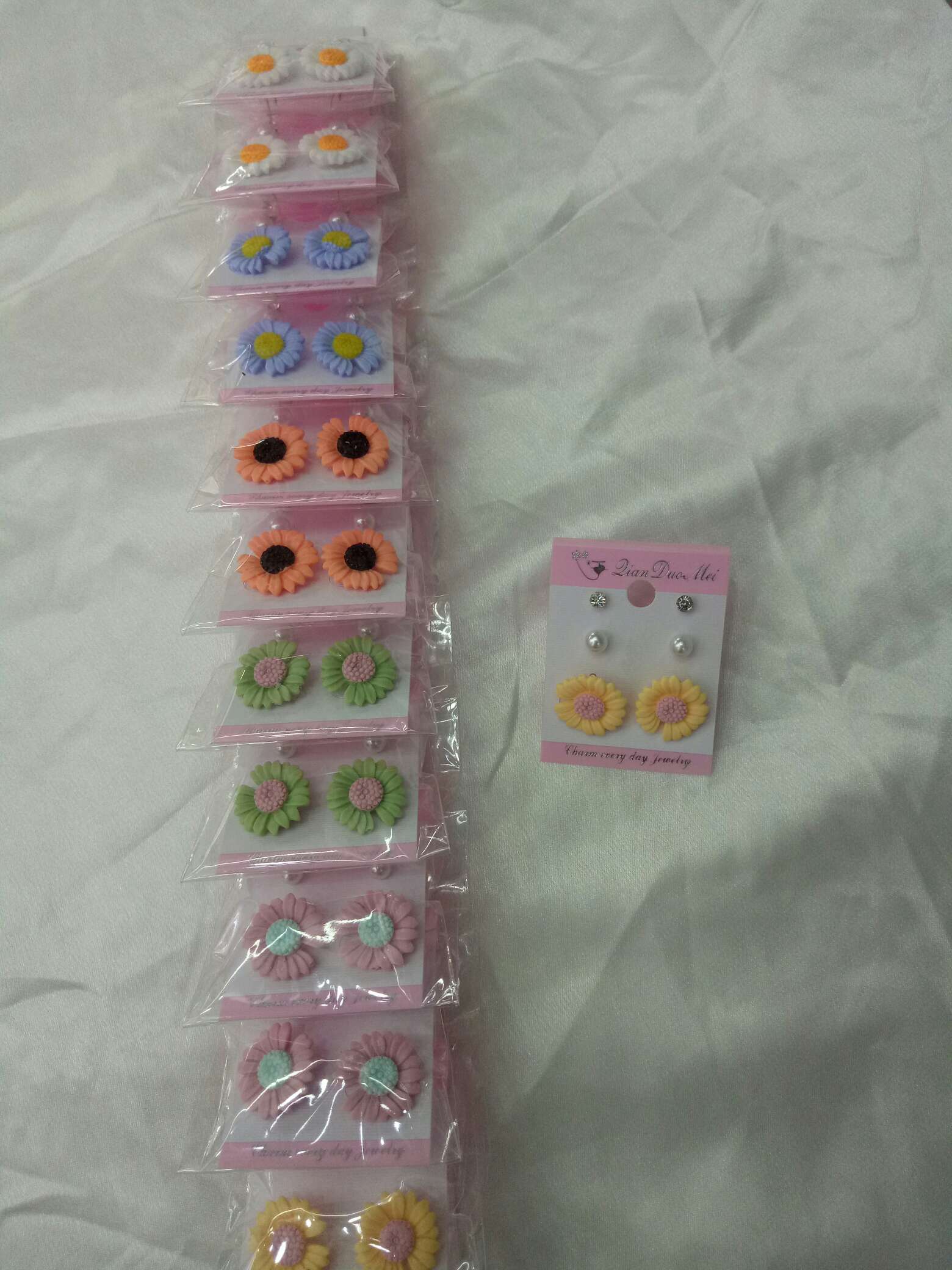 model's side face deduces the effect of earrings fitting the contour of the ear