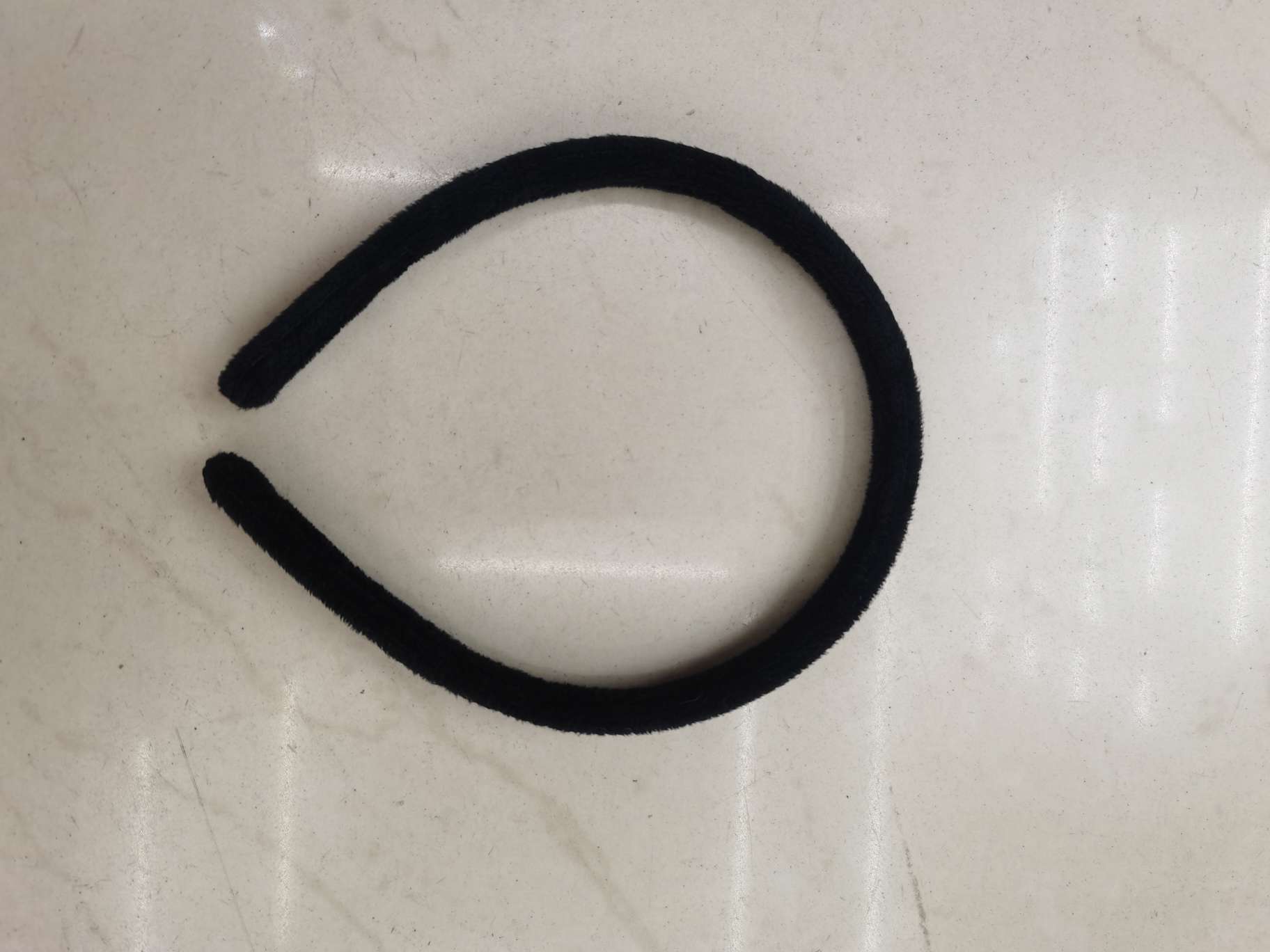 The new black crystal plush headband from Xinqiqu 1168 is a versatile outdoor hair accessory with a sweet and cute plush toy style. It's a furry hair band for girls details Picture