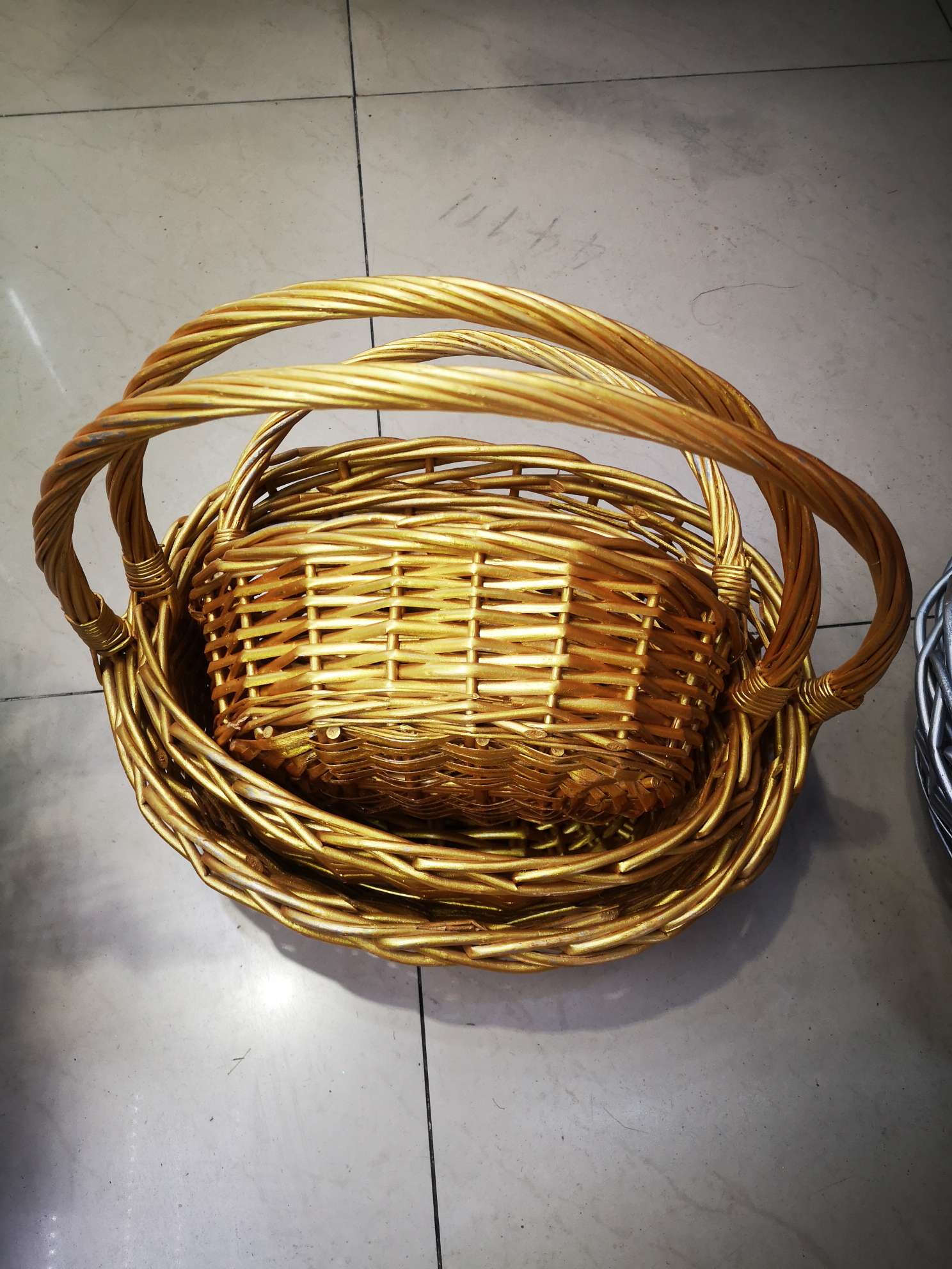 Wicker products, hand-held baskets, handicrafts, golden flower arrangement baskets