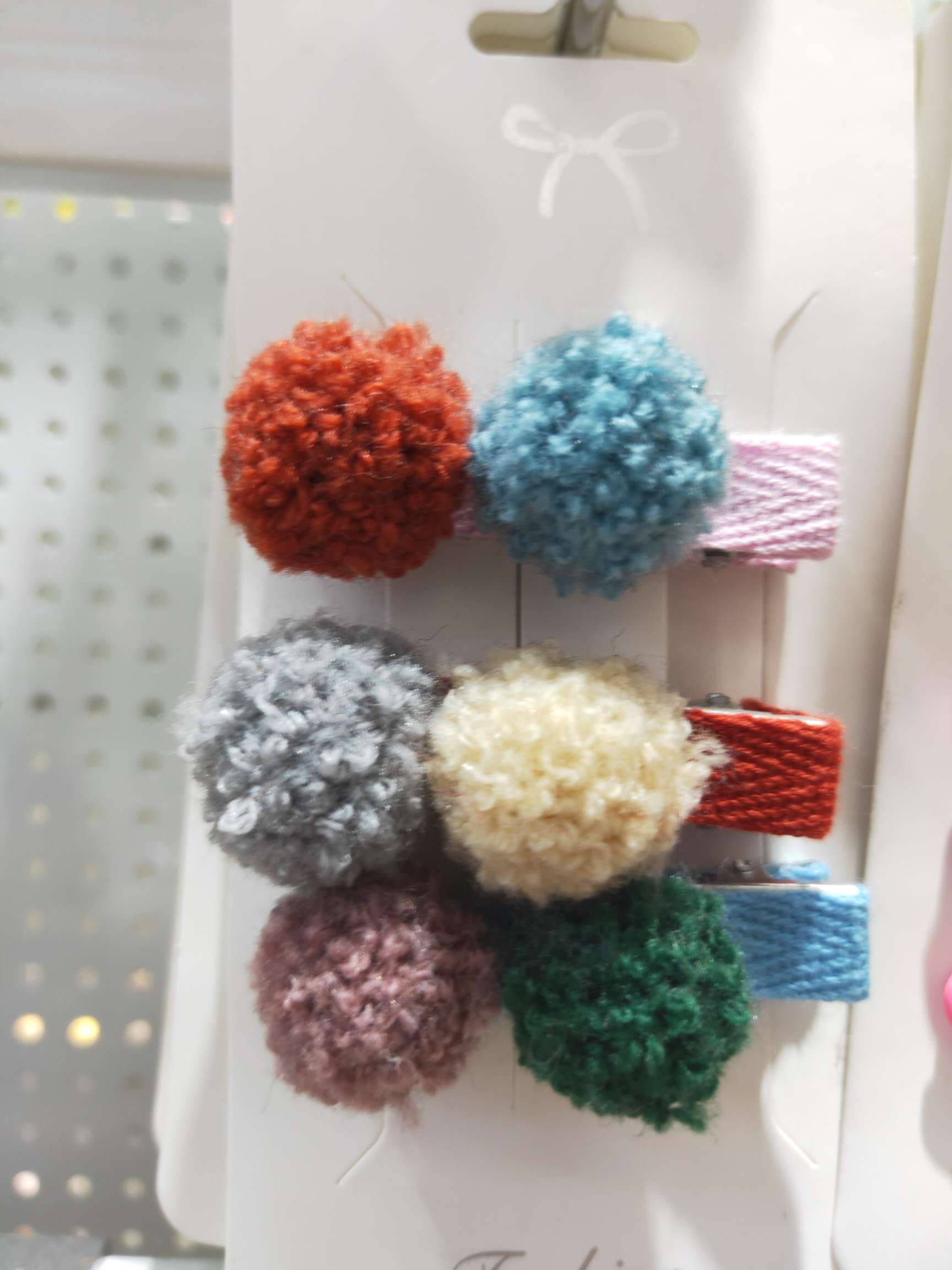 MAO MAO Hair Clip, a cute feather hair clip set from Dong, South Korea, is a popular style. It features a bear fringe and a seaside hair clip