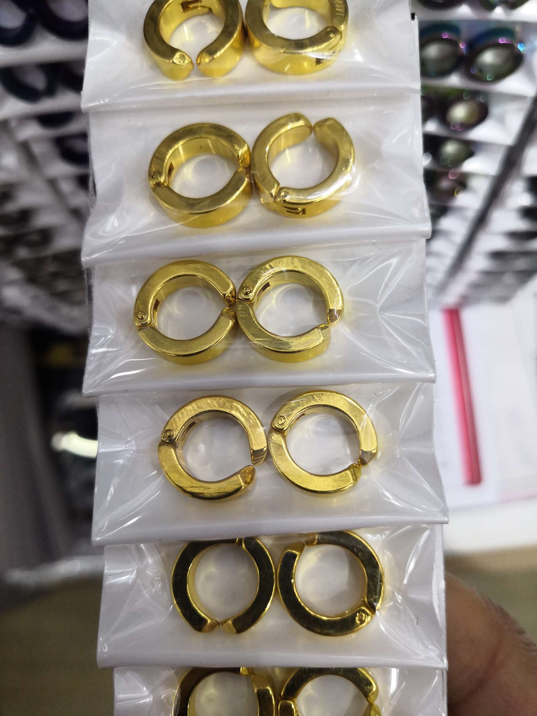 Men's ear clips in gold