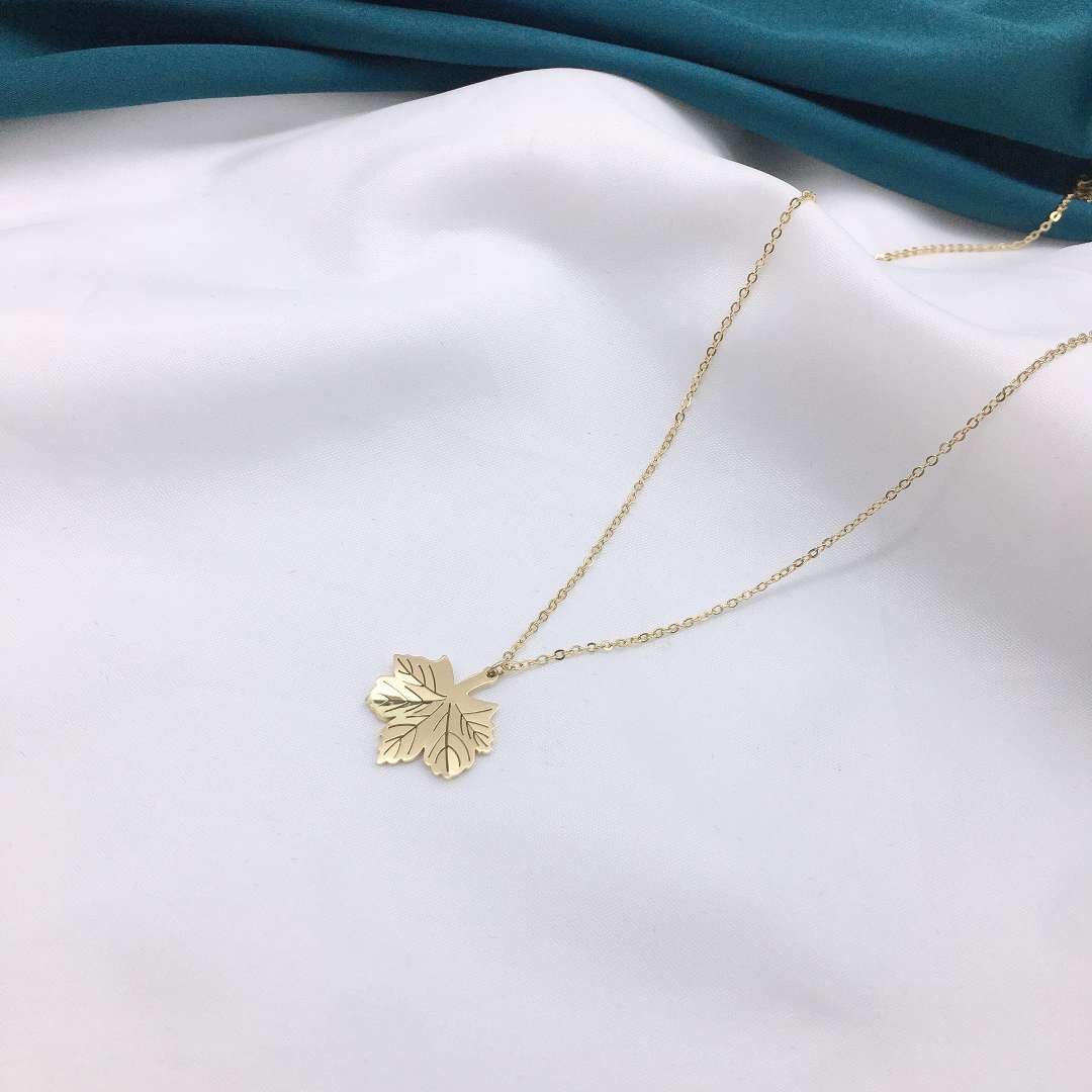 Korean version of casual trend maple leaf necklace thumbnail