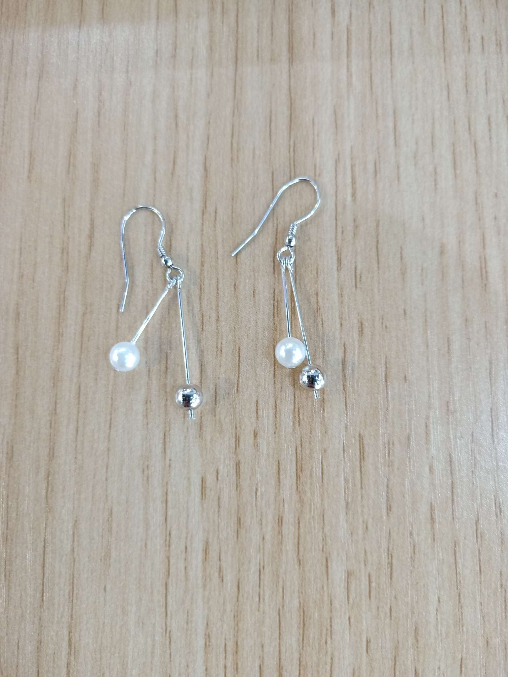 925 sterling silver ear hooks, a fashionable silver ear ring with light beads and beaded beads details Picture