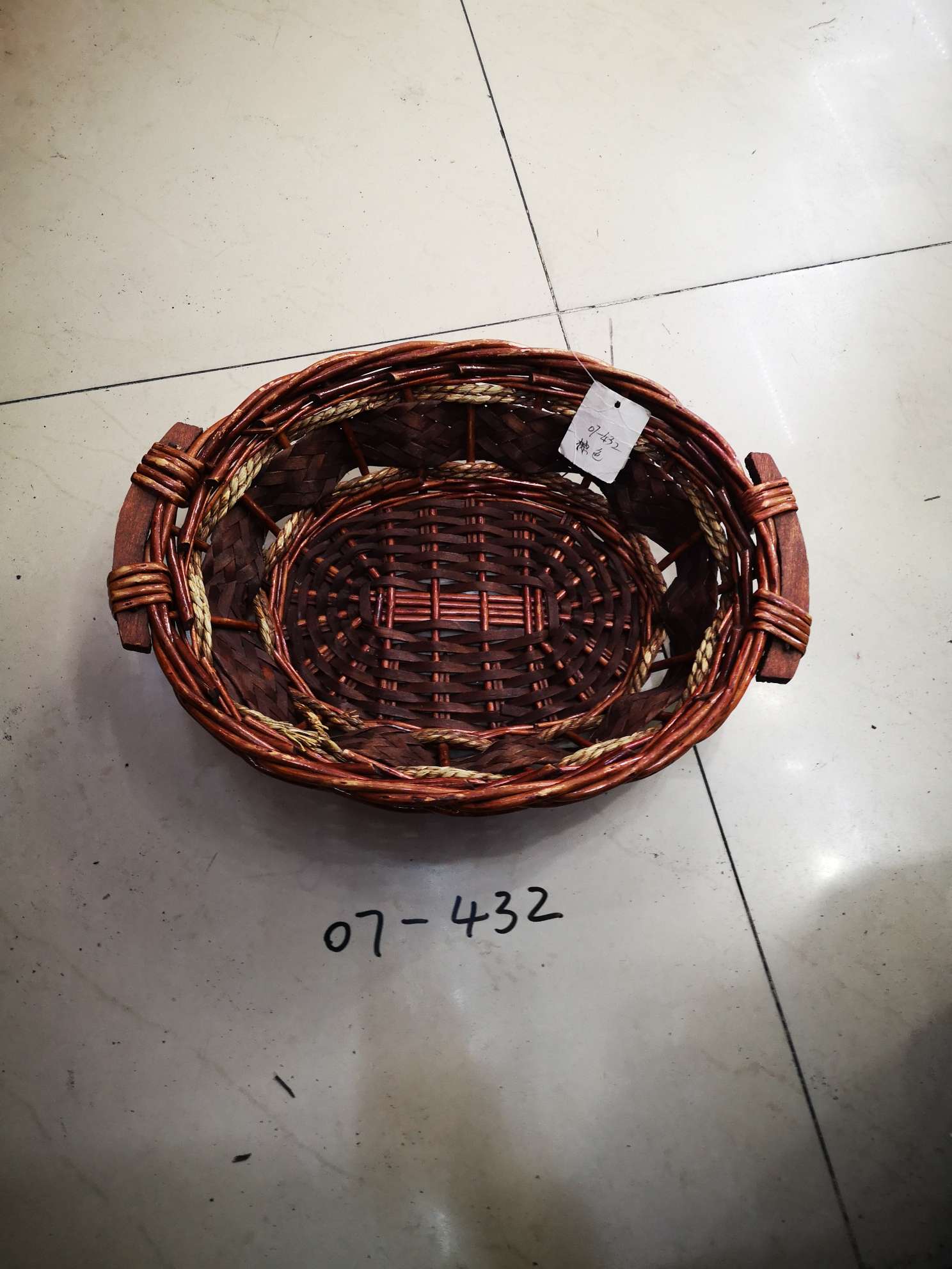 Wicker products, hand-held baskets, handicrafts, coffee-colored fruit plates