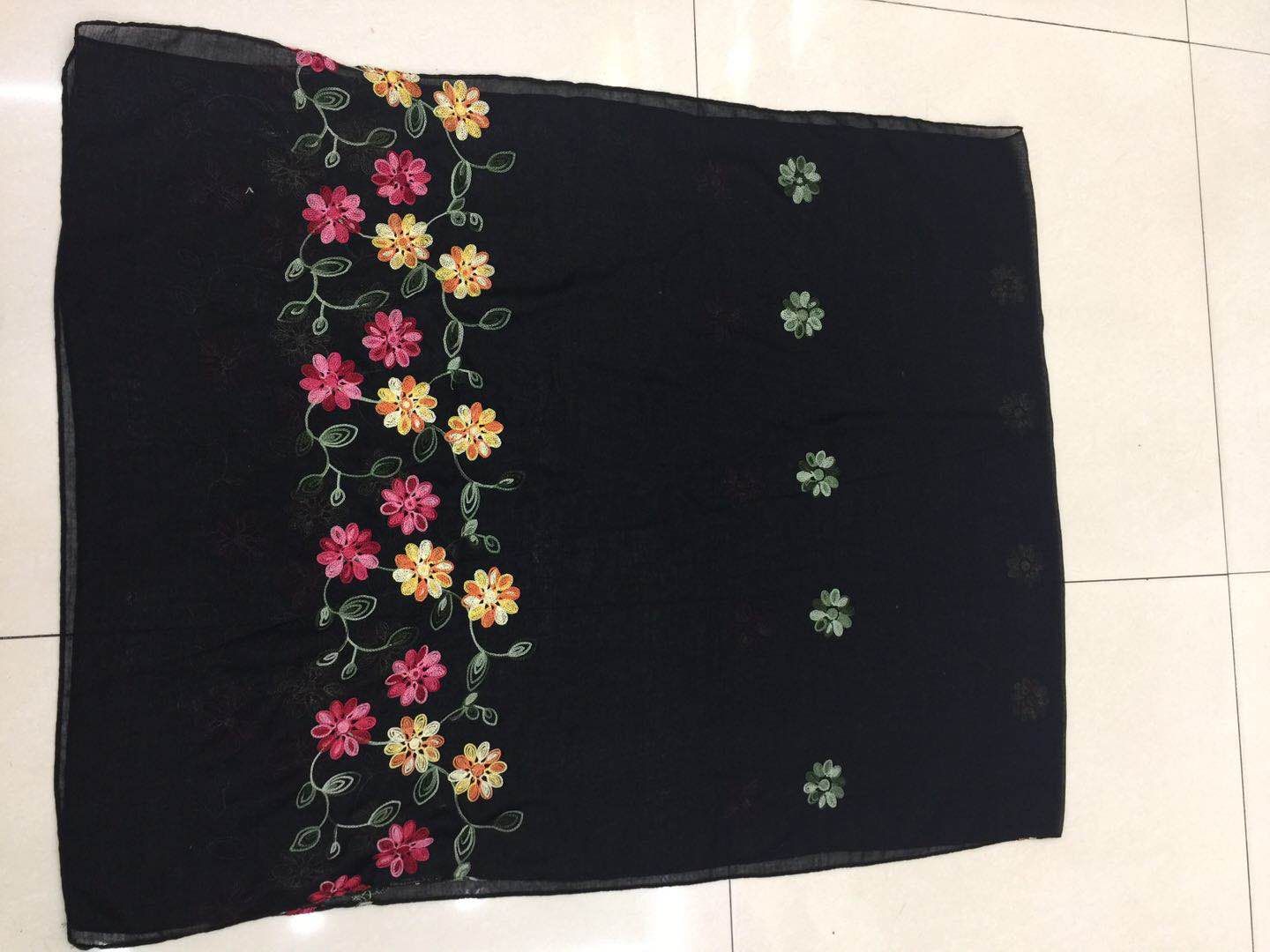 黑色绣花围巾