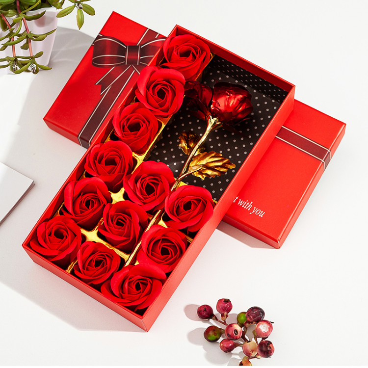 A creative gift box for the Qixi Festival, featuring 12 gold foil rose soap flowers in the bear style
