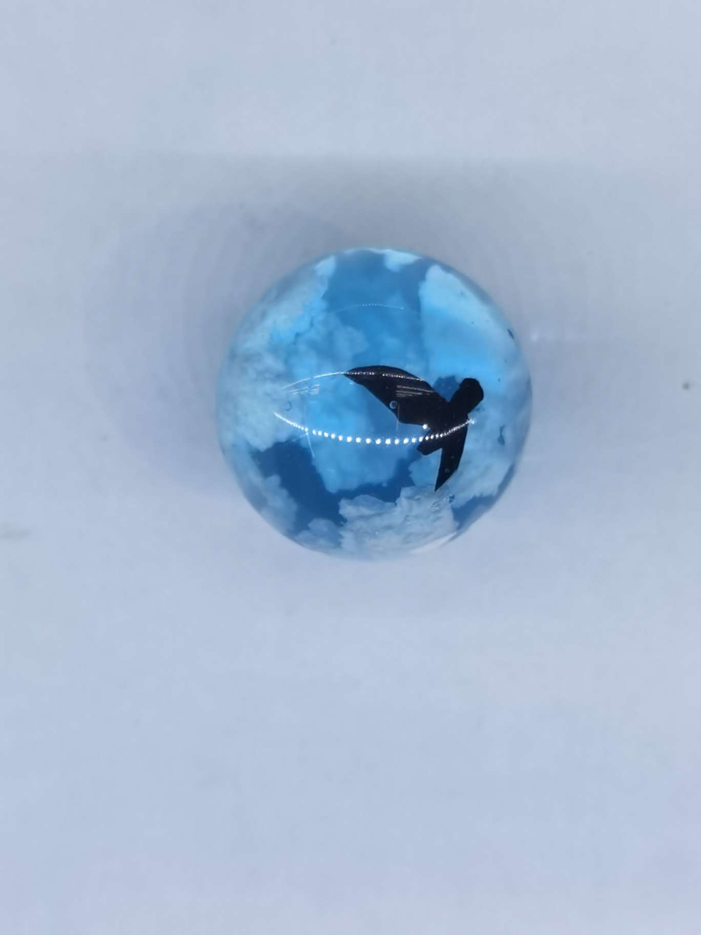 蓝天白云飞鸟球形树脂饰品配件带半孔球晴空树脂球产品图