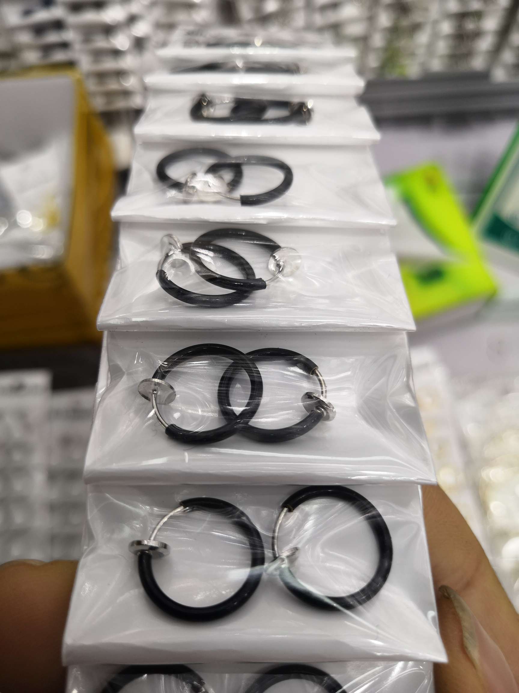 Black ear clips without ear holes details Picture