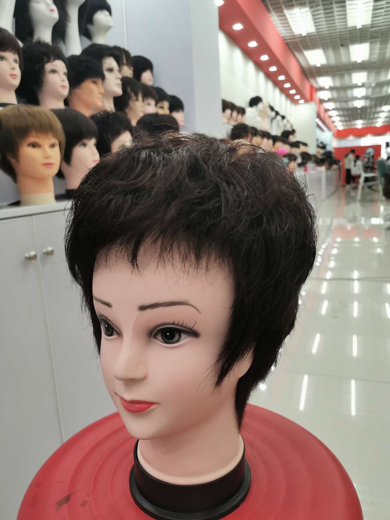 This hand-woven real human hair cover is light, breathable and not stuffy. It is suitable for all seasons. Made from 100% real human hair, it has an excellent fluffy effect. Application Scenario