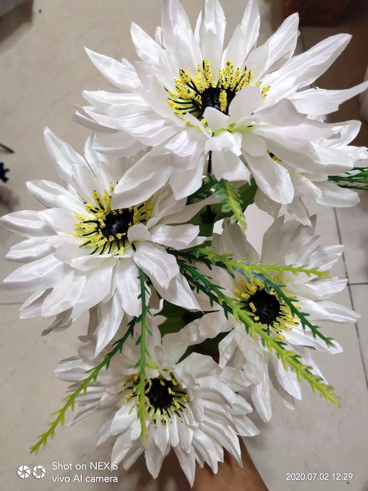 Factory direct sales with favorable prices. High-quality artificial flowers of high, medium and low grades, Qingming flowers, hand-held bouquets and various other festival bouquets. Customized colors available. 6 shiny pointed chrysanthemums. Welcome new and old customers to visit Specification image