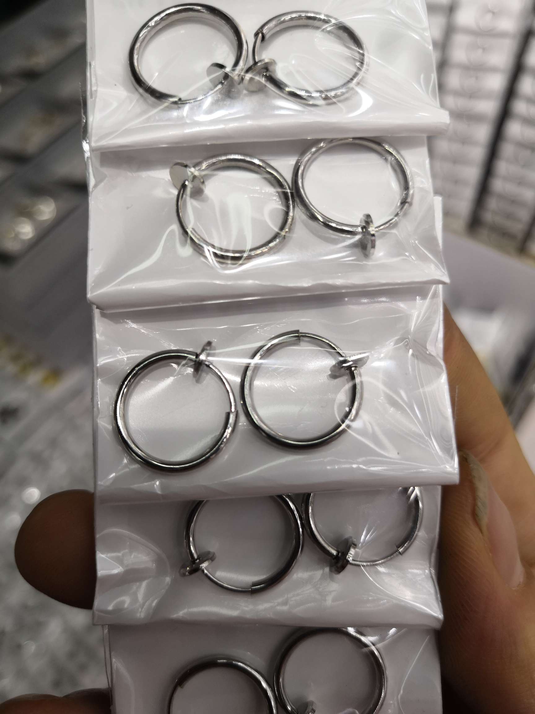 Ear clips without ear holes