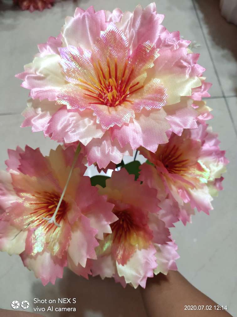 Factory direct sales with favorable prices. High-quality artificial flowers of high, medium and low grades. Various festival bouquets such as Qingming flowers, hand-held bouquets, and 6-head colorful orchids details Picture