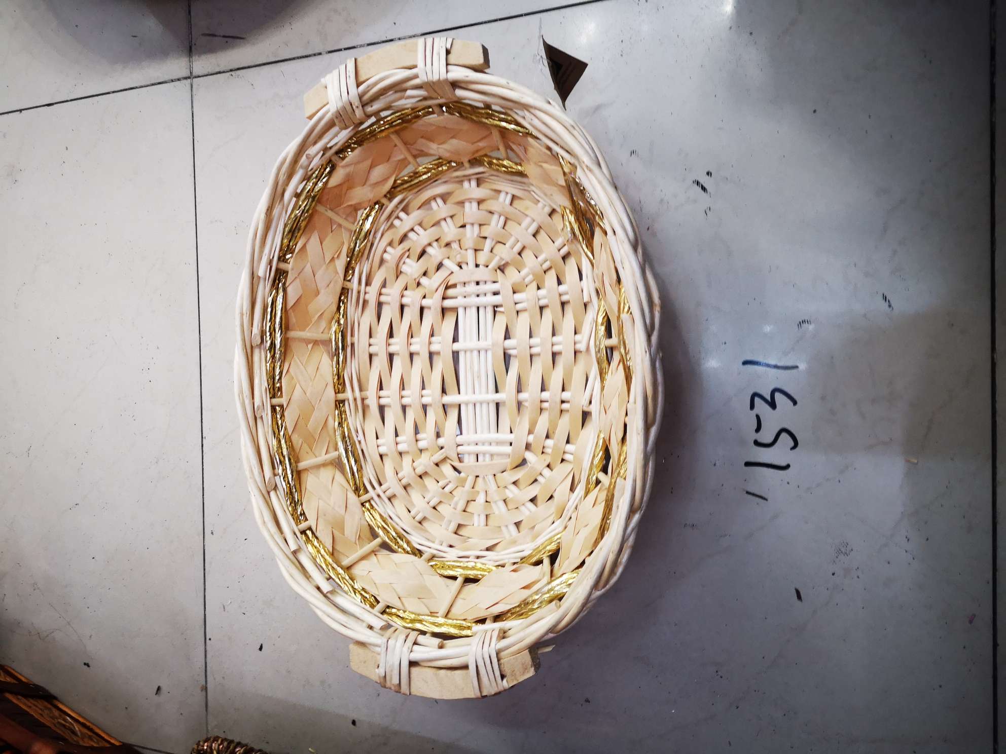 Wicker products, hand-held baskets, handicrafts, white fruit plates