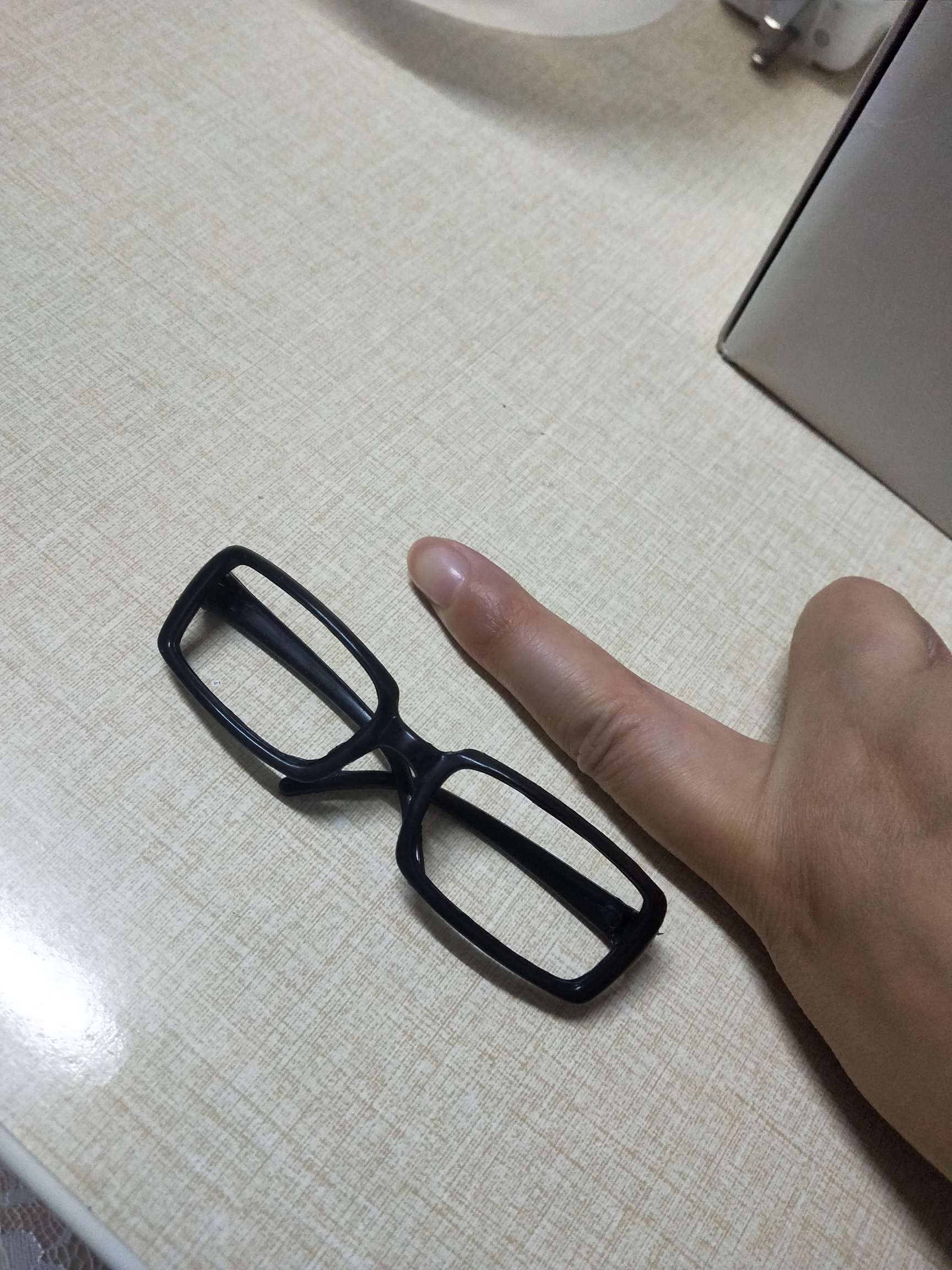 陶瓷娃娃装饰眼镜框 卡通玩具眼镜框 无镜片 脑白金娃娃眼镜框 玩具眼镜 小眼镜 黑色 一次性眼镜细节图