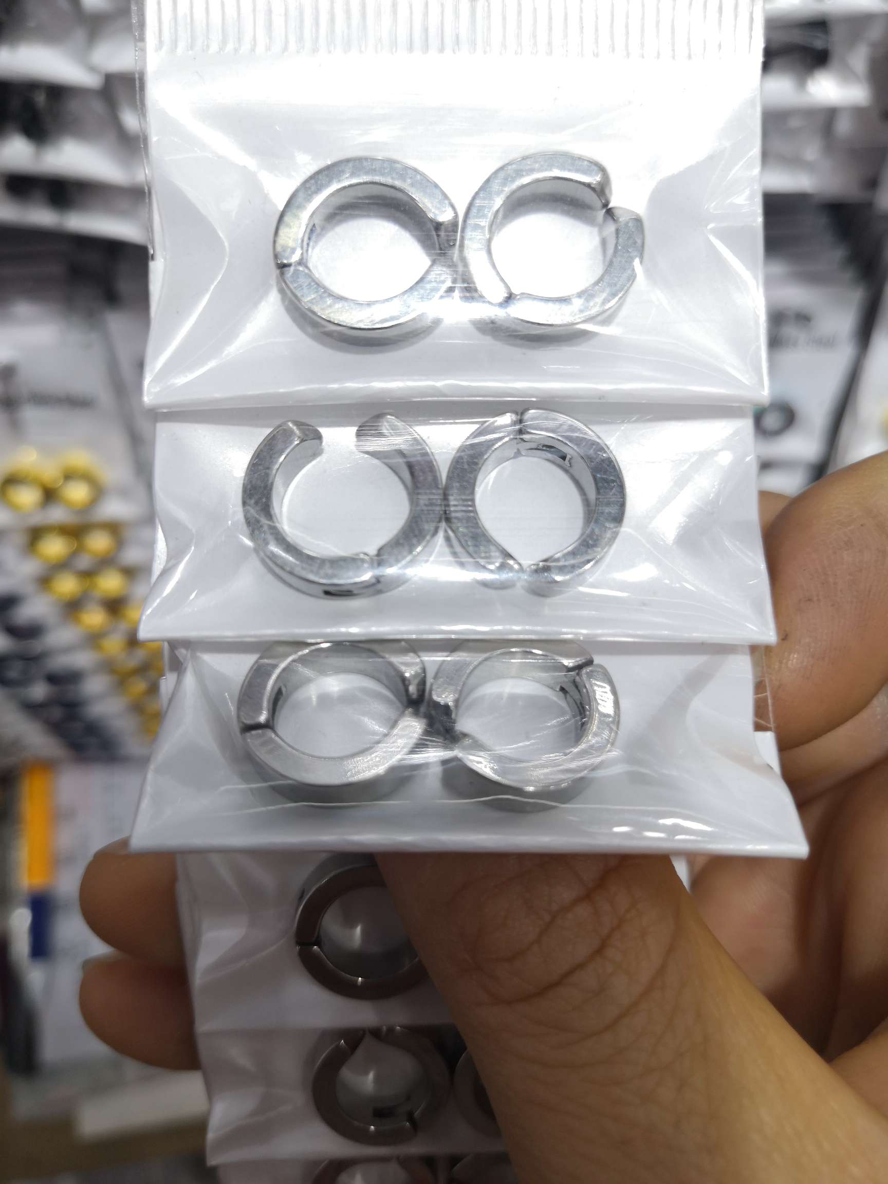 Men's ear clips details Picture