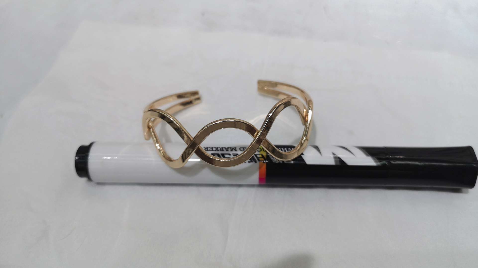 An 8-shaped open bracelet
