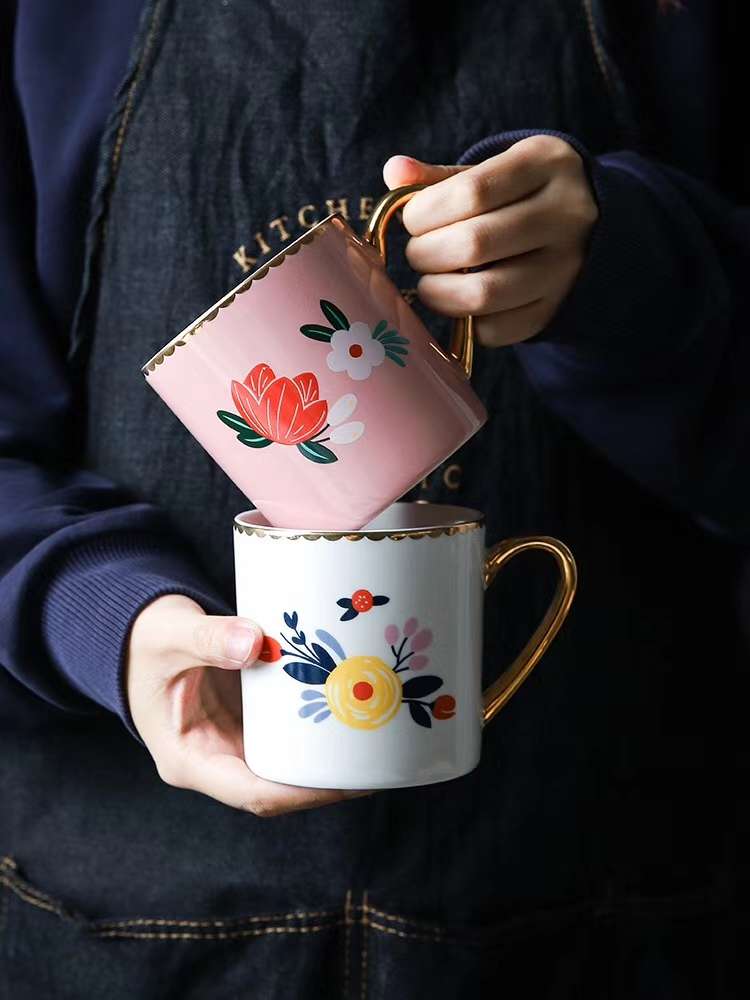 Girlish heart flower-painted gold mug Hyuna style home milk cup Breakfast cup Office coffee cup Ceramic cup Application Scenario
