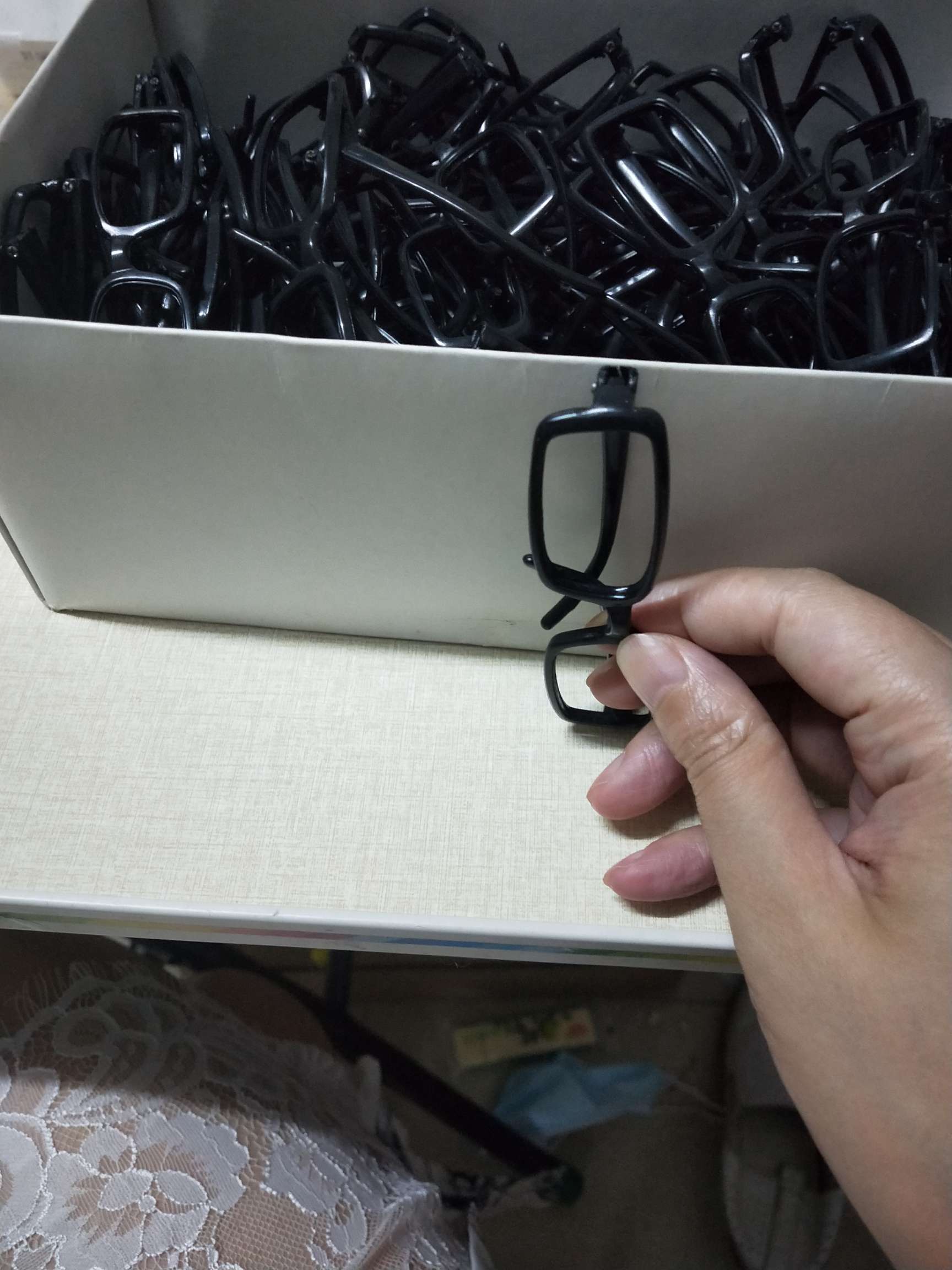 陶瓷娃娃装饰眼镜框 卡通玩具眼镜框 无镜片 脑白金娃娃眼镜框 玩具眼镜 小眼镜 黑色 一次性眼镜白底实物图