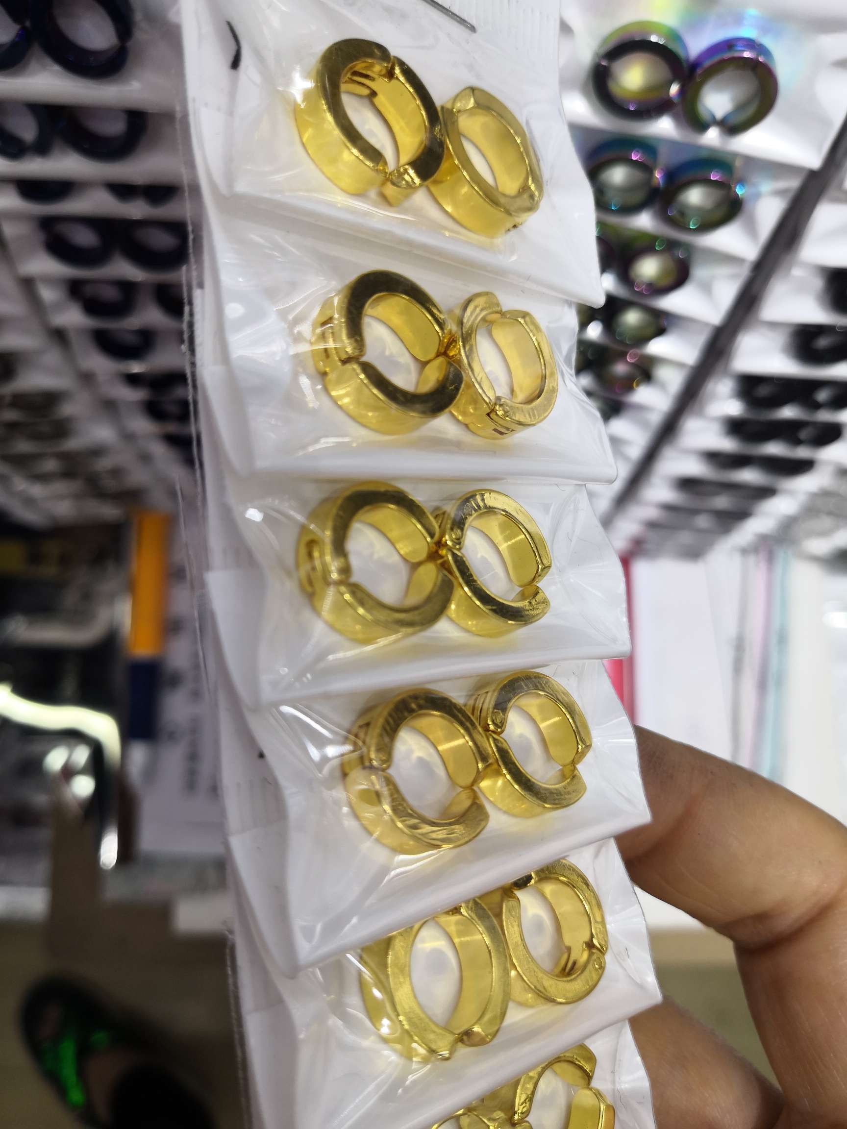 Men's ear clips in gold details Picture