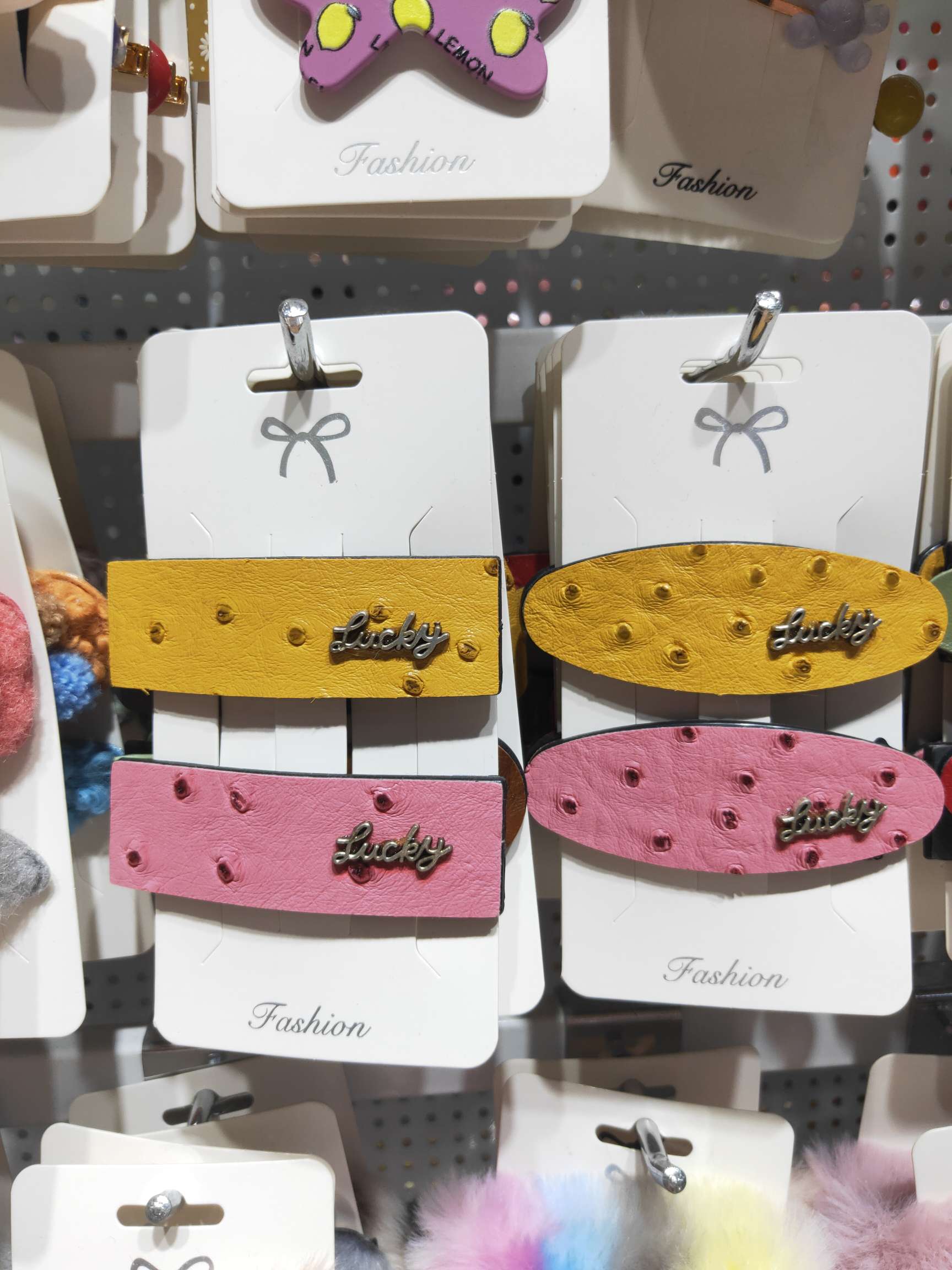 This wallet is fashionable, individual and cute. It features an ins hair accessory clip for children and an elegant and stylish fixed clip